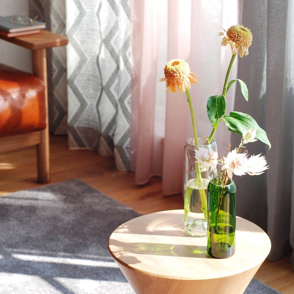 IDÉE／イデーさんのインスタグラム写真 - (IDÉE／イデーInstagram)「暑い夏の日は、透き通るガラスのフラワーベースにお気に入りのお花を活けて涼しげに。 ワインボトルをアップサイクルした花器は、リビングにもダイニングにも合わせやすい。 #idee #ideeshop #interior #interiorcoordinate #イデー #イデーショップ #ライフスタイル #丁寧な暮らし #暮らしを楽しむ  #Qdebouteilles  #upcycle #Winebottle #フランスの #ワインボトル を #花器に #アップサイクル #Flowervase #2color #3size  #カーテンも取り扱ってます」8月7日 16時20分 - lifewithidee