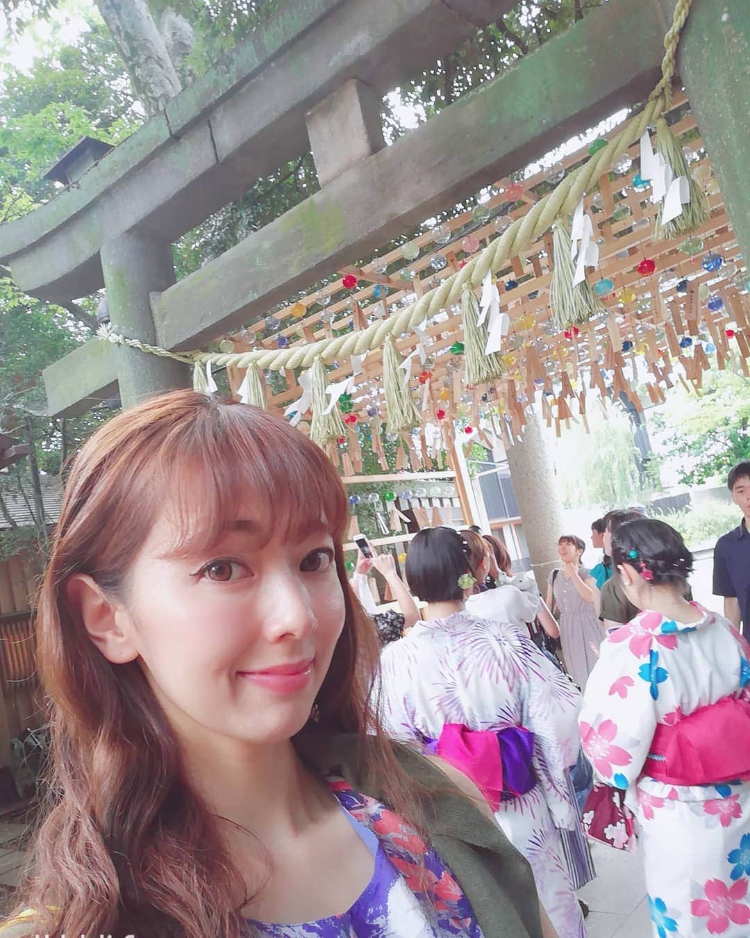 杉山由紀子のインスタグラム：「みんな浴衣きててかわいい💗 * 浴衣きてデートいいな✨ * * #川越 #川越氷川神社 #縁結び #らしい #浴衣 #風鈴 #夏 #神社 #御朱印」