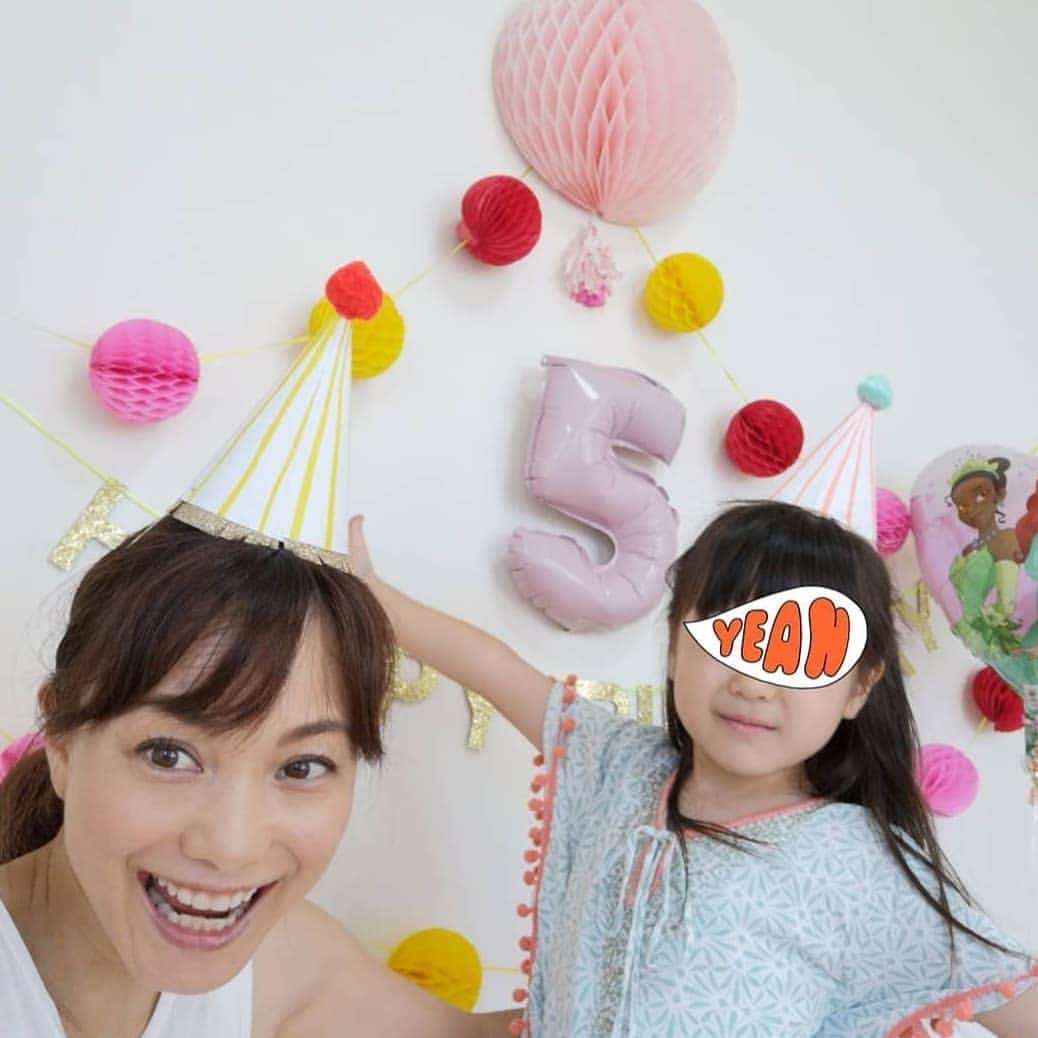 のインスタグラム：「5歳のお誕生日おめでとう🎉 この１年でぐんと お姉ちゃんになったね✨  今年も！？ 去年に引き続き プリンセスからのお手紙が… 今年は、ラプンツェルから💕 嬉し過ぎて、変なテンションになってるし（笑） お手紙はひらがなで書いてあるけど、お手紙を読み上げるのも上手になってきて、お姉ちゃんになったなぁと日々感じちゃう😊  かむちゃんも生まれて 本当の意味でも お姉ちゃんになり 最近は、姉と弟で笑いあってる 時間がとても愛しい✨  これからも ますます成長していんだろうな 5年って、生まれてきた時は 先のこと過ぎて、想像もつかなかったけど長かったようで本当にあっという間！  これからも何にでも挑戦する あなたを応援していくからね～😊 生まれてきてくれてありがとう これからもたくさんの笑顔と時を一緒に刻んでいこうね  本当におめでとう～🎉 喜びのjump～！ #happybirthday #5years #congratulations #birthdayparty #lovers」