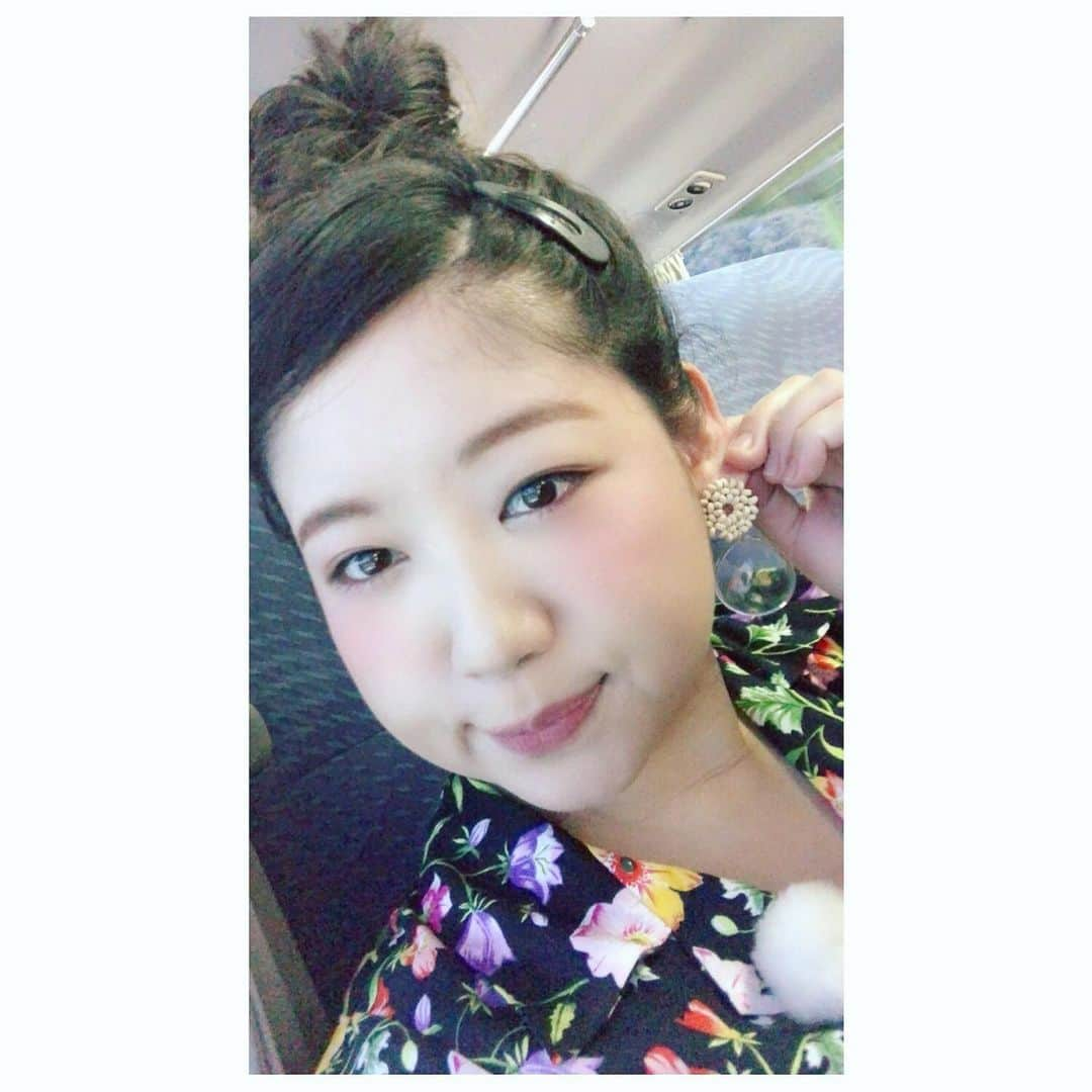 馬場園梓さんのインスタグラム写真 - (馬場園梓Instagram)「へい♪  昨日はね、  関西テレビ 「フォトぶら♪」のロケで、 滋賀県にお邪魔しました！  とってもいいお天気ですごく気持ちよかった！  最高のお出かけ日和でした☺︎ フォトぶら♪は 毎週土曜日、 夕方６時３０分からです˚✧₊ なにとぞ よろしくお願い申し上げます。  とあるお馬さんのとこにお邪魔したんですが、 毛が逆立つぐらいの扇風機の強風をあびていました。  気持ち良さそうでした♪  そして  こちらのステキなお衣装は、  花柄ワンピース、 イヤリング→SUPER SPINNS  になります。  ですので、  ルン♪  #yeah #exciting  #ktv #フォトぶら #滋賀県 #近江八幡 #長浜 #グルメ #体験 #お馬さん #ラクレットチーズ  #感激 #球体 #ルン♪」8月7日 16時40分 - babazonoazusa