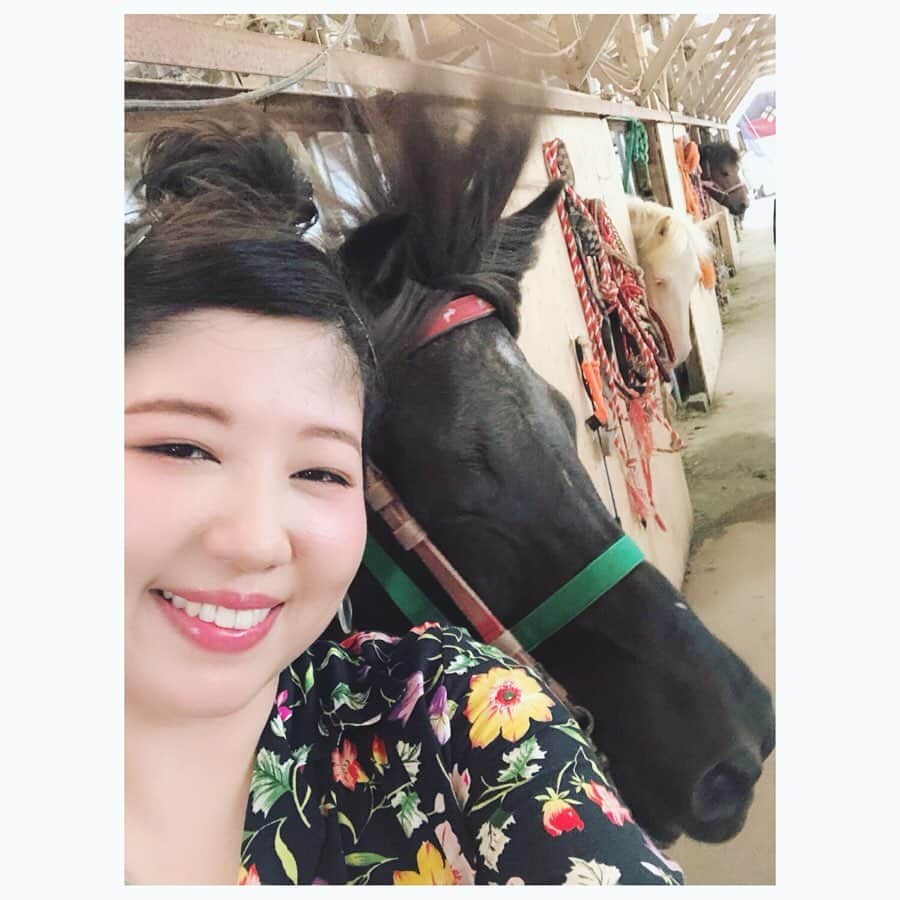 馬場園梓さんのインスタグラム写真 - (馬場園梓Instagram)「へい♪  昨日はね、  関西テレビ 「フォトぶら♪」のロケで、 滋賀県にお邪魔しました！  とってもいいお天気ですごく気持ちよかった！  最高のお出かけ日和でした☺︎ フォトぶら♪は 毎週土曜日、 夕方６時３０分からです˚✧₊ なにとぞ よろしくお願い申し上げます。  とあるお馬さんのとこにお邪魔したんですが、 毛が逆立つぐらいの扇風機の強風をあびていました。  気持ち良さそうでした♪  そして  こちらのステキなお衣装は、  花柄ワンピース、 イヤリング→SUPER SPINNS  になります。  ですので、  ルン♪  #yeah #exciting  #ktv #フォトぶら #滋賀県 #近江八幡 #長浜 #グルメ #体験 #お馬さん #ラクレットチーズ  #感激 #球体 #ルン♪」8月7日 16時40分 - babazonoazusa