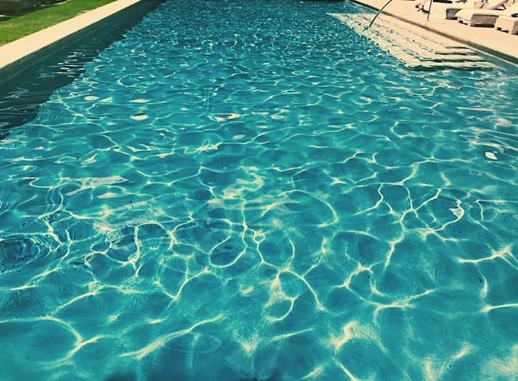 愛菜さんのインスタグラム写真 - (愛菜Instagram)「BLUE💙💙💙 . . #omoide #pool #blue  #summer #beauty」8月7日 16時33分 - ainaaa0622