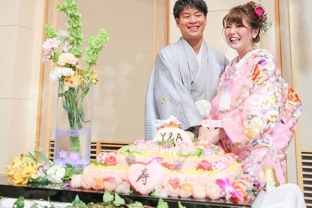 八雲迎賓館 【結婚式 パーティ 記念日 人生儀礼】福井さんのインスタグラム写真 - (八雲迎賓館 【結婚式 パーティ 記念日 人生儀礼】福井Instagram)「. . ♡八雲の卒花さんレポ♡ 2019年5月挙式U様 . おふたりの大好きなお寿司をケーキにしちゃいました♡ 和の装いにぴったりの素敵な演出です。 . . #八雲迎賓館  #福井 #福井県 #福井市 #結婚式 #結婚式場 #福井結婚式 #福井結婚式場 #福井の結婚式場 . #結婚式の写真  #披露宴会場 #陽だまり　#ひだまり #寿司　#寿司ケーキ #和のケーキ　#手まり寿司 #寿　#和の演出 #花嫁　#プレ花嫁 #結婚式準備 #カップルレポート　#結婚式レポ #八雲の卒花さん #photolinx　#フォトリンクス #スナップ　#専属カメラマン」8月7日 16時35分 - yakumogeihinkan