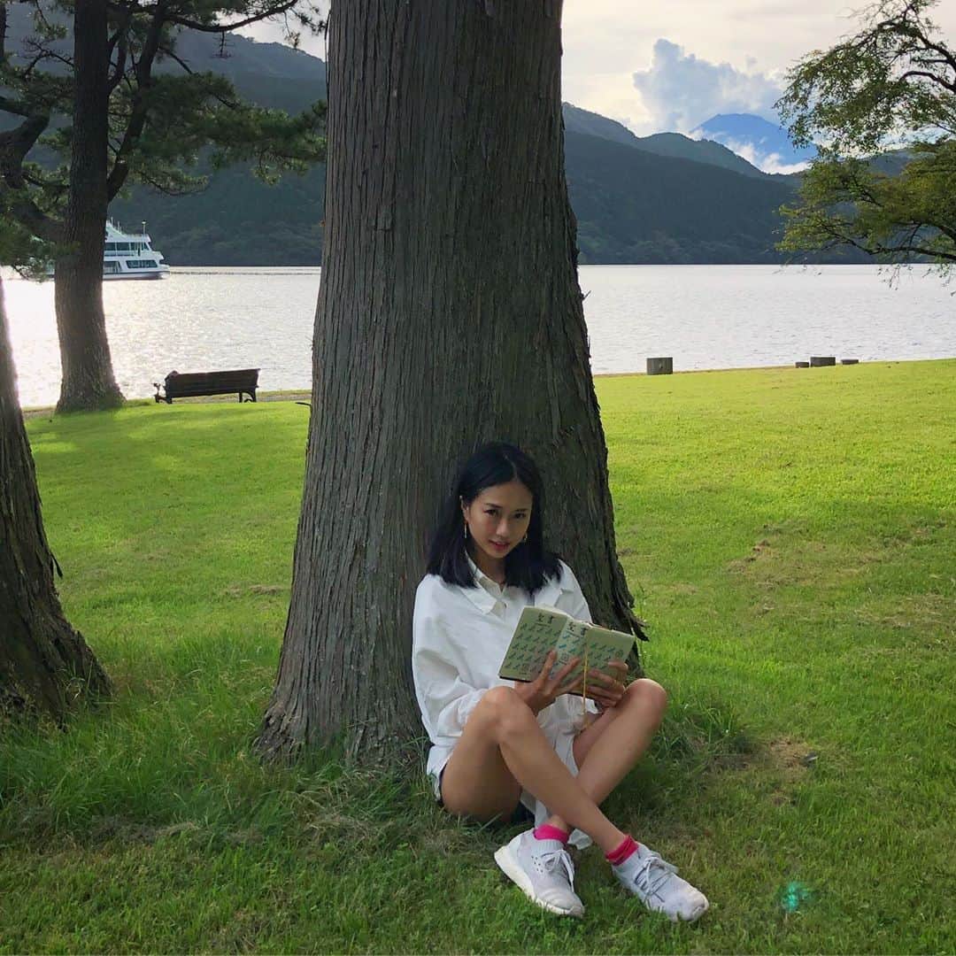 エリイ のインスタグラム：「本日発売、文芸誌月刊「新潮」で新連載開始📖🖋 毎月四千字弱✒︎ #新潮  Repost @monthlyshincho  アートコレクティブChim↑Pom(@chimpomart )のメンバー、エリイ(@elliechimpom )さんによる新連載「OH MY GOD」が始まりました。 14年間カトリック系の学校に通ったエリイさんは日常のあらゆる場面で聖書の言葉を想起します。しかし信者ではないため、曰く「聖書の内容を自分の都合の良いように解釈して応用」する、前代未聞の聖典換骨奪胎式連載となりました。  第一回は、19世紀のイギリスで「不道徳な病」と呼ばれたコレラについて。エリイさんならではのイメージと思考を駆使した創作で、現代のマンチェスターに「不道徳」を映し出す過程が鮮烈に描かれます。 挿絵はロジャー・ジャヌワタさんが担当してくださいました。 #乞うご期待 #徳においては純真に義務においては堅実に #エリイ #Chim↑Pom #ロジャージャヌワタ #マンチェスター #ビール #コレラ #OMG #エリエリレマサバクタニ #beer #working  写真1〜6枚目は、先月マンチェスターで発表された新作。 7枚目と9枚目に映るのはエリイさんが中高生時代の宗教の授業で愛用していた聖書。」