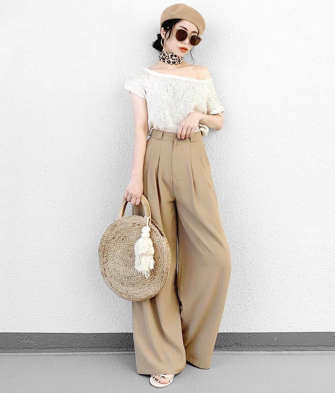 lve_xxxxのインスタグラム：「.﻿﻿ .﻿﻿ 久方振りに﻿﻿ おべーじゅ🧸コーデ﻿﻿ ﻿﻿ もう、夏嫌だ。﻿﻿ 気持ちは全力で秋に向かっております。﻿﻿ ※現実は灼熱真夏﻿﻿ ﻿﻿ オフショルにもワンショルにもなる﻿ @isook_official の﻿ オーバーネックサマーニット﻿ ﻿ 透け感もあって涼しげで良き🙆‍♀️✧﻿ ﻿ サンダルとベレー帽は ﻿ @lveu.official ﻿﻿ ﻿﻿ サンダルは発売中🛒﻿﻿ ベレー帽は今後発売商品です💁🏻‍♀️﻿﻿ ﻿﻿ ﻿ －－－－－－－－－－－－－－－－－－﻿﻿﻿ ﻿その他コーデアイテム詳細は﻿﻿﻿﻿﻿ WEARをご覧くださいませ。﻿﻿﻿﻿﻿ ﻿﻿﻿﻿﻿ WEAR ： lvexxxx ﻿﻿﻿﻿﻿ 💻 https://wear.jp/sp/lvexxxx/﻿﻿﻿﻿ ﻿﻿﻿﻿﻿ －－－－－－－－－－－－－－－－－－﻿﻿﻿﻿﻿ ﻿﻿﻿﻿﻿ 📢コメント頂ける際は、﻿﻿﻿﻿﻿ 最新投稿にお願い致します。﻿﻿﻿﻿﻿ ﻿﻿﻿﻿﻿ 過去投稿に頂いた際、気がつかない事もあり﻿﻿﻿﻿ お返事致しかねる場合が御座います🙇‍♀﻿﻿ ️﻿﻿﻿﻿﻿ ﻿﻿ ﻿」