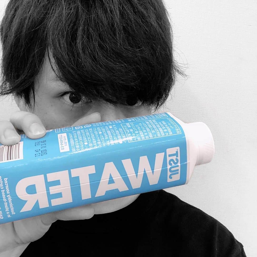 瑛さんのインスタグラム写真 - (瑛Instagram)「#JUSTWATER  環境に優しく。」8月7日 16時47分 - akira_no_insta