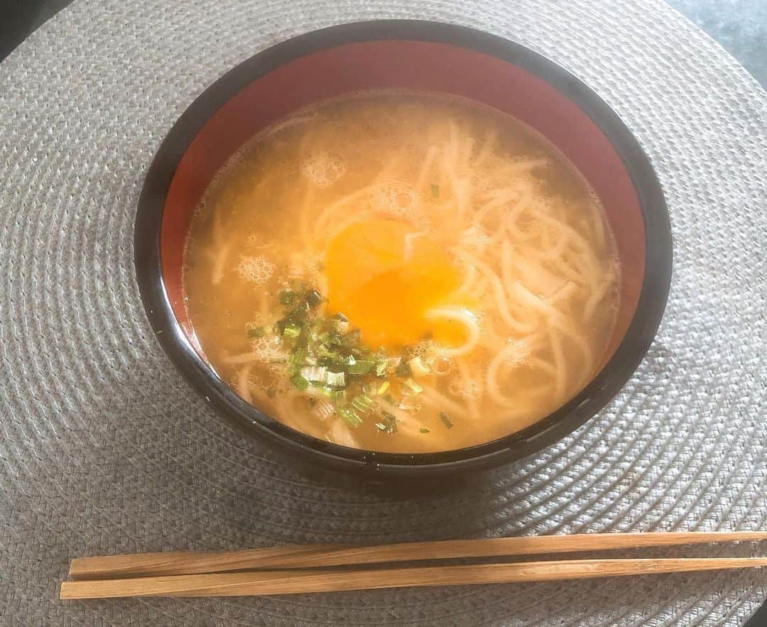 ラーメンみしゅくさんのインスタグラム写真 - (ラーメンみしゅくInstagram)「徳島ラーメン 三八 黄金スープに絡む麺がとても美味しかったです！ インスタントでこの美味しさは現地で食べたいと思いました☺️ 次、徳島行ったら必ず食べよう！ アニメのNARUTOとコラボしたこともあってお子様にも人気みたいです 味はさっぱりしてるよ😊 王道のうまさって感じで裏切らない！ #徳島ラーメン #三八 #徳島ラーメン三八  #インスタントラーメン #黄金スープ #支那そば #ラーメン #徳島 #NARUTO #naruto #anime」8月7日 16時57分 - mishuku_ramen