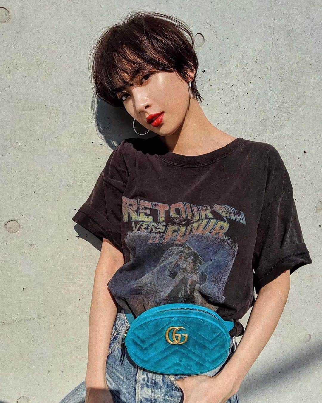 ソンイのインスタグラム：「先日SHIMAでヘアーメンテ🦋🦋🦋 カラーはパープル系を足したダークアッシュにしてもらって、カットは襟足やサイドを @keichiito さんに短く切ってもらったよ✂️💈 お気に入りのメンズライクなTシャツは @akte_official 👾🖤」