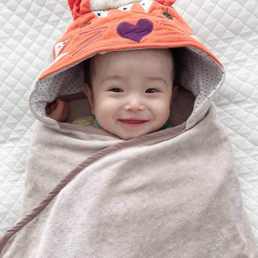 Mamas & Papas Japanのインスタグラム：「五反田のオフィシャルストアに時々ご家族でお買い物に来てくださる@510mitsu☆さま。 . ウサギとウシとライオンの3種類から悩まれてこのライオンさんに決定！とってもお似合いですね♥️ . フードタオルはお風呂あがりのベビーのお助けアイテム。寝かせたまま保湿剤を塗ってタオルでくるんでちょっとひと休み。夏はプールでも活躍しそうですね。 .  商品の詳細はこちらから🌟 ↓ @mamasandpapasjp . ★公式ストア👉東京都品川区西五反田7-22-17 TOCビル5階 . ＃ママスアンドパパス ＃初マタ ＃出産準備 ＃出産祝い ＃プレママ ＃海外ベビー服 ＃マタニティフォト ＃ベビー用品」
