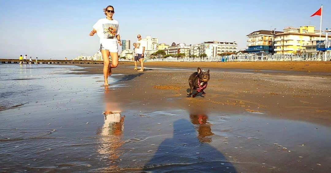 フェデリカ・ペレグリニさんのインスタグラム写真 - (フェデリカ・ペレグリニInstagram)「Tutti al mare....tutti al mare.....🏄🏼‍♀️🏄🏼‍♀️🌊🌊 (...alle 7 in spiaggia...mai successo 😂😂....)sto invecchiando 👵🏻 photo by @alessandropellegrini08 🥰」8月7日 16時54分 - kikkafede88