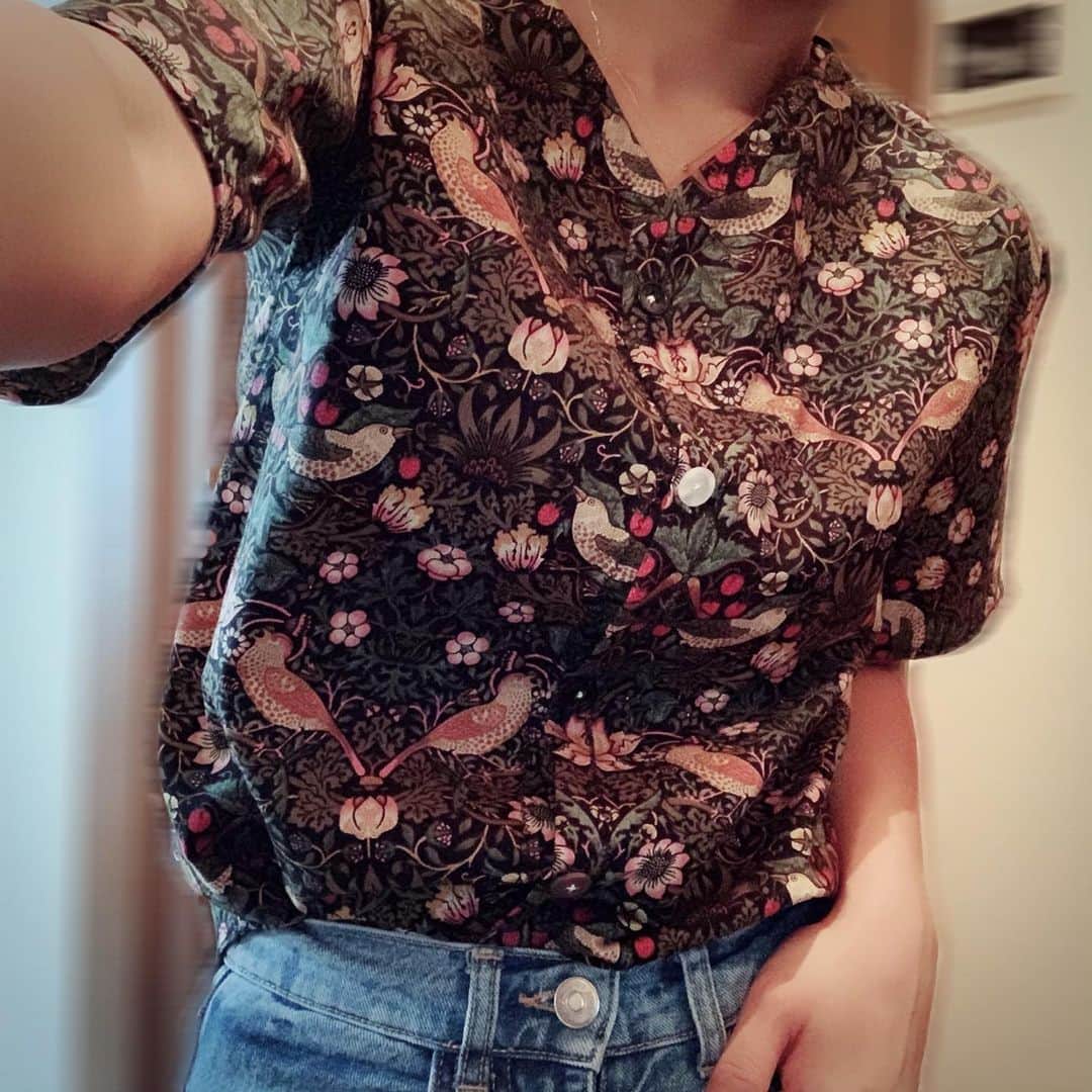 のインスタグラム：「﻿ ‪ふと思い立って、ミシンを購入。‬﻿ ‪さっそくトップスを作ってみました✌️‬﻿ ﻿ ‪初心者なので、まずは襟の無いノーカラーシャツを。。。‬﻿ ‪(本当は型紙無しで勘で作ったから、﻿ 襟が思った以上に小さくなってしまって諦めただけ🤦‍♀️笑)‬﻿ ﻿ ‪頭の中で思い描いた服が、実際に着れるなんて…感動🥺✨﻿ もっと沢山練習するぞ！‬﻿ ﻿ ﻿ #趣味がまた増えた﻿ #何目指してるんじゃ﻿ #そんな事より歌えぇ﻿  #はいボイトレ行ってきます」