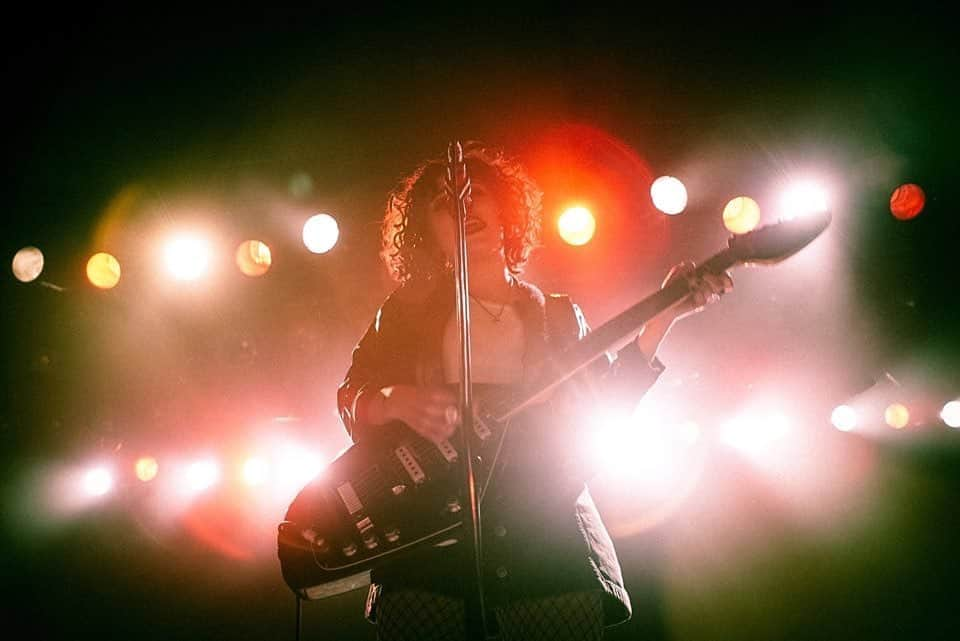 ホステス・エンタテインメントのインスタグラム：「ペール・ウェーヴス @palewaves  の #サマソニ 出演来日まであと9日😍 今年2月に行われた東名阪を巡るジャパンツアーからの写真🖤 📸 by Daisuke Miyashita #palewaves #ペールウェーヴス #mymindmakesnoises #dirtyhit @summersonic_official」