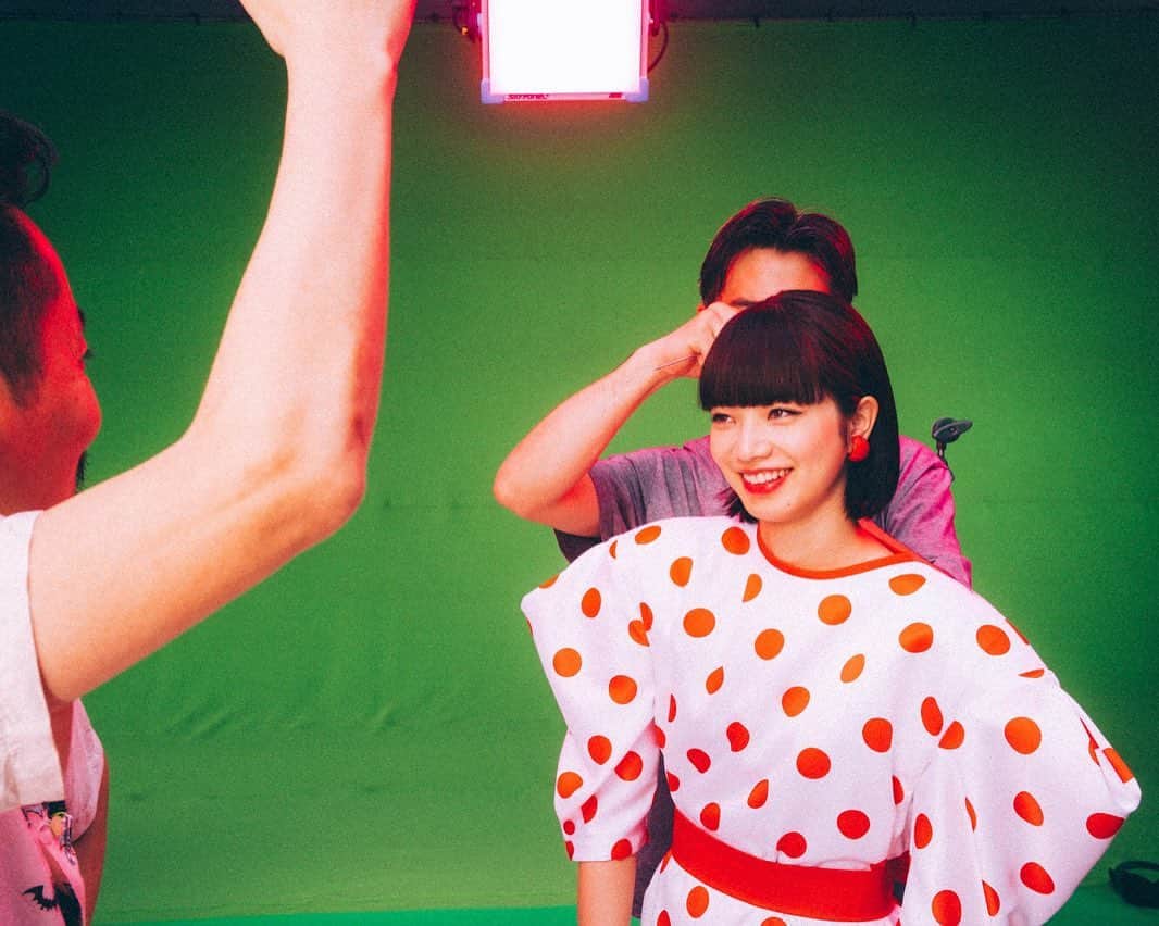 のインスタグラム：「どんなデートプランも、こんなキュートなリアクションで楽しみたい♡ふわさら快適肌なら、急接近も心配なし🥰 ・ ・ #インテグレート #ラブリーに生きろ #使えるラブリー #小松菜奈 #小松菜奈を地元デートに誘った件 #デート #ふわさら快適下地 #エアフィールメーカー #ベースメイク #化粧下地 #透け感 #透明感 #透明感メイク #今日のメイク #コスメ #コスメ好きさんと繋がりたい #紫外線対策 #日焼け対策 #uvカット #メイク #メイクアップ #夏メイク #夏コスメ #メイキング #オフショット #integrate」