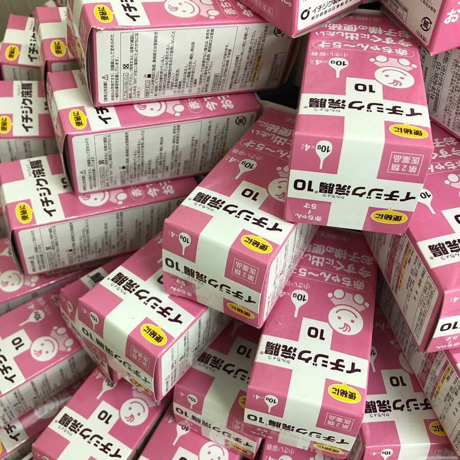 イチジク製薬株式会社さんのインスタグラム写真 - (イチジク製薬株式会社Instagram)「. 【初公開！ 約500個の〇〇のかんちゃん!?】 あれ、かんちゃん!? なんだかいつもと様子が違うような…。 どうしたのかな？ . そう、実はこれ！ #イチジク浣腸 のパッケージでできたかんちゃんのオブジェなんです。 . 毎年、イチジク製薬には近隣の横川小学校から、3年生の児童のみんなが社会科見学の一環として、工場見学に来てくれるのですが、その際に設置するウエルカムボードを持たせる台として、当社社員が制作したものなんです。当初はここまで大きく立派に作る予定ではなかったのですが、「子供達に喜んでほしい」という想いで、気付けばここまで大きくなっていたとか。かんちゃんは胴回りの割に足が細いので、立たせるのに非常に苦労したそうです。 . 全長約1.2m、使用したパッケージの数はなんと約500個！ 制作期間約2か月。夢中になり過ぎるあまり、完成する頃には腰が痛くなっていたとか。 笑 . 普段はイチジク製薬内で社員達が頑張って働く姿を静かに見守っているのですが、ぜひみなさんにも見ていただきたくて、今回、工場見学以外で初のお披露目をさせていただきました(*^^*) . #イチジク製薬 #イチジク浣腸 #便秘解消 #便秘解消レシピ #便秘解消ヨガ #便秘解消マッサージ #ベビーサイン #便秘予防 #浣腸 #ichijiku #健康 #healty #健康管理 #ヘルスケア #healthcare #新米ママ #新米パパ #男の子ママ #女の子ママ #男の子パパ #女の子パパ #ママスタグラム #ベビフル #ベビスタグラム #子育てぐらむ #コドモダカラ #コドモノ #赤ちゃんのいる生活 #赤ちゃんのいる暮らし」8月7日 17時01分 - ichijikuseiyaku