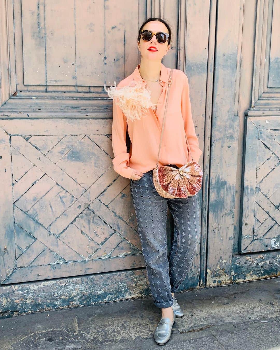 ジャマンピュエッシュのインスタグラム：「Fully embroidered velvet bow bag will add a glamorous accent to your outfit.  #jaminpuech #paris #fashion #style #fw19 #bag #embroidery」