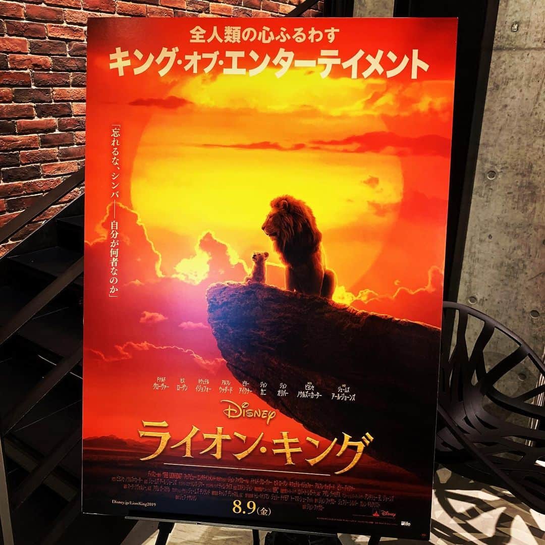 のインスタグラム：「京都の担当番組で #チケプレ を実施しました、この夏最大の話題作「ライオン・キング」がいよいよ8月9日に公開になります！CGとは思えないリアルさ、シンバのかわいさ、立ちはだかる数々の苦難…何度も見ていて知っている物語のはずなのに、没頭してしまいました。ぜひ映画館でどうぞ！ #lionking #thelionking #movie #summervacation #映画 #映画好き #DJAIKO62 #ライオンキング #新作映画 #ディズニー #夏休み #映画鑑賞 #djaiko62の試写会日記 #試写会」