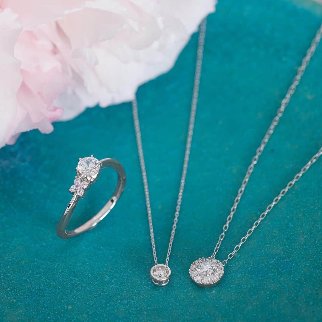 婚約・結婚指輪のI-PRIMO（アイプリモ）公式アカウントさんのインスタグラム写真 - (婚約・結婚指輪のI-PRIMO（アイプリモ）公式アカウントInstagram)「* 【合わせて着けたい、華やかな夏の装い】 「北天の宝石」と呼ばれる『アルビレオ』は北十字を形成する星のひとつ。細身のアームで宝石の花を手にした花嫁をイメージしたリング。首元に流星のような煌めきを添える『リリッド』やダイヤモンドの輝きが華やかな『フォーマルハウト』とのコーディネートで手元と首元を華やかに彩ります。  婚約指輪：アルビレオ  #アイプリモ_アルビレオ ネックレス：リリッド  #アイプリモ_リリッド ネックレス：フォーマルハウト  #アイプリモ_フォーマルハウト * #iprimo #アイプリモ #婚約指輪 #結婚指輪 #ブライダルリング #エンゲージリング #マリッジリング #エタニティリング #プレ花嫁 #結婚準備 #婚約 #結婚 #令和婚 #2019秋婚 #2019冬婚 #wedding #日本中のプレ花嫁さんと繋がりたい #ネックレス」8月7日 17時04分 - iprimo_official