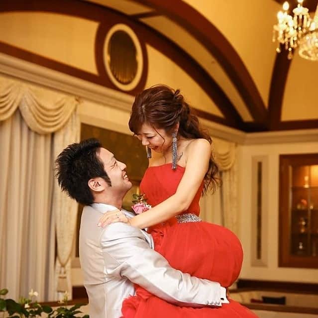 ホテルモントレウェディング【公式】 のインスタグラム：「♥ ￣￣￣￣￣￣￣￣￣￣ @montereyweddingをフォローして 『 #モントレ花嫁 』『 #ホテルモントレ』の タグをつけて投稿してくださいね＊*. . ホテルモントレエーデルホフ札幌 @edel_hotelmontereyの #卒花嫁 @aya.h.wdさまより 素敵なお写真をリグラムさせていただきました！ ・ とっても笑顔がステキなおふたり* 前撮りでしっかりと時間をとり 自然なおふたりを撮影♡* ・ ◆ホテルモントレ公式HPはこちら* https://www.monterey-wedding.jp ・ #モントレ #モントレ花婿  #プレ花嫁 #卒花 #marry花嫁 #dressy花嫁 #farnyレポ #プラコレ ﻿#maricuru #dressy花嫁 #日本中のプレ花嫁さんと繋がりたい #ウエディングニュース #flower #ウェディングドレス #dress #結婚式 #披露宴 #結婚式場 #2019年秋婚 #2019年冬婚 #ホテルモントレエーデルホフ札幌 #モントレエーデルホフ札幌 #札幌 #ドレス迷子 #カラードレス #ドレス選び #ドレス」