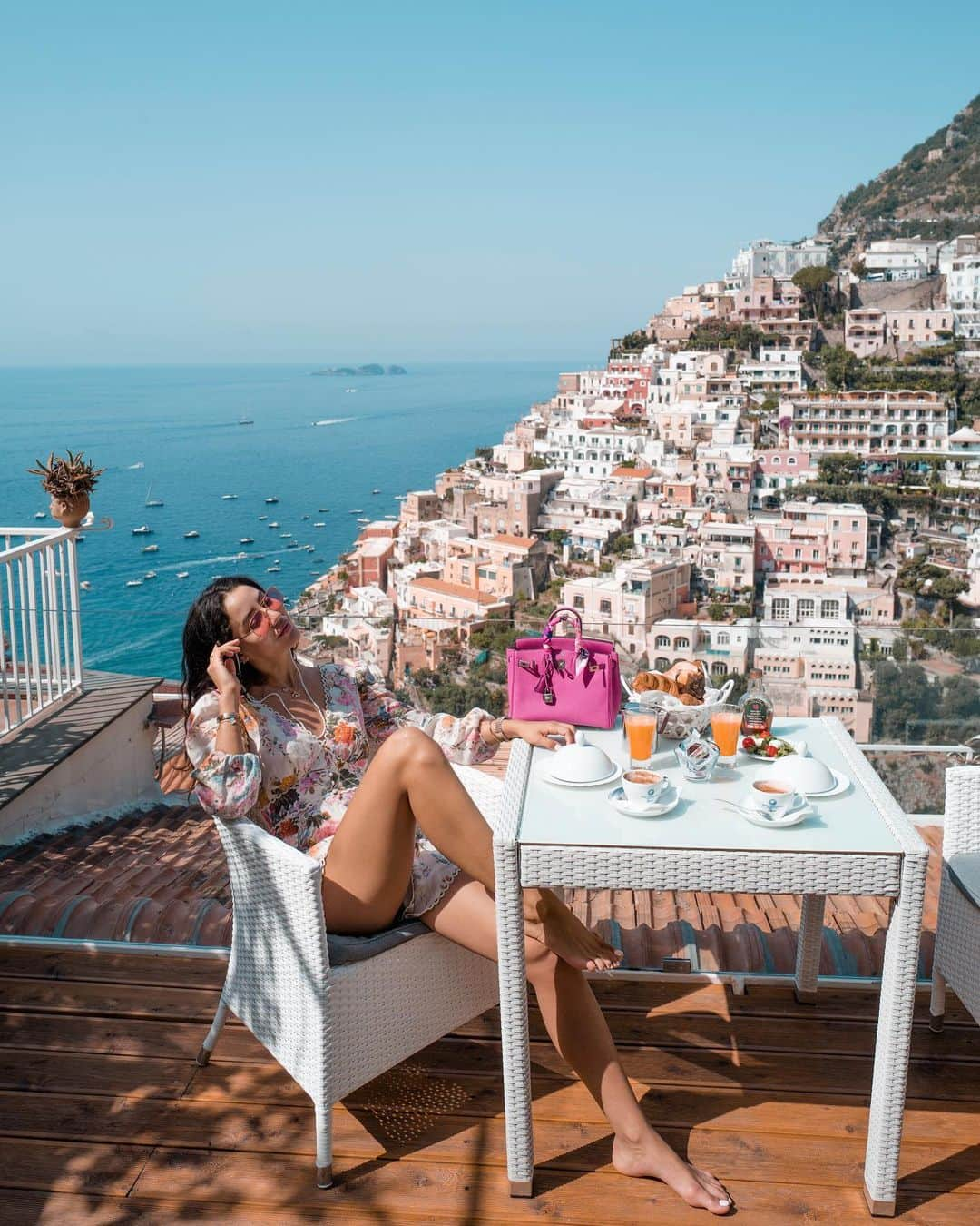 Tamara Kalinicさんのインスタグラム写真 - (Tamara KalinicInstagram)「My favourite thing is hotel breakfast when on holidays. Can I have my cappuccino with a view please? #positano #birkin25 #rosepourpre」8月7日 17時13分 - tamara