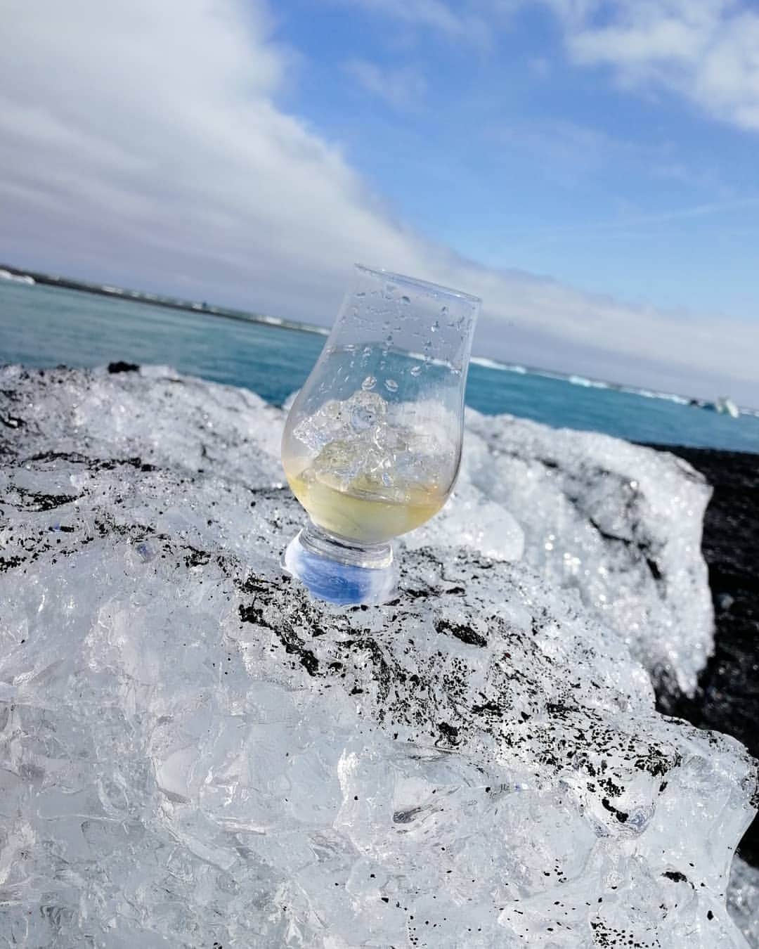 桐島瑞希さんのインスタグラム写真 - (桐島瑞希Instagram)「流氷でオンザロック🥃💫 #dimondbeach #diamond #ダイヤモンドビーチ #blacksandbeach #ブラックサンドビーチ #driftice #流氷 #whisky #ウィスキー #scotch #スコッチ #スコッチウイスキー #ontherocks #オンザロック #lochlomond #singlemalt #シングルモルト #ウイスキー大好き #ウイスキー女子 #whiskeygram #iceland #アイスランド #アイスランド旅行 #海外旅行 #海外旅行好きな人と繋がりたい #旅したくなるフォト #travelphotography」8月7日 17時24分 - mizkirisiii