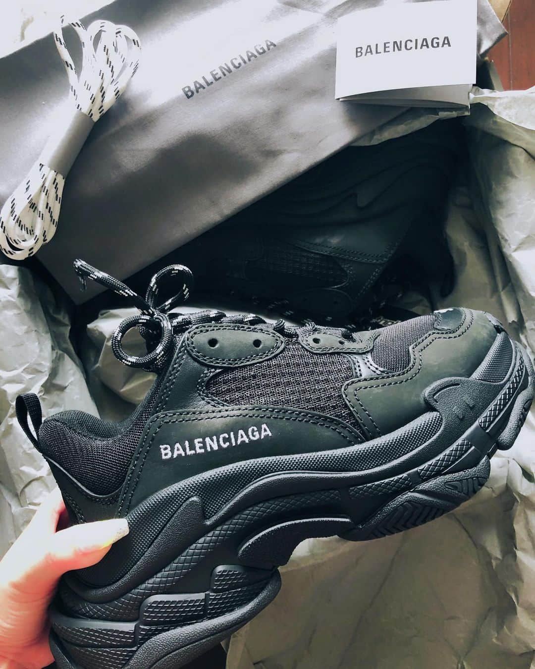 鈴木愛美さんのインスタグラム写真 - (鈴木愛美Instagram)「🖤👟🖤👟🖤👟🖤👟🖤 . New in...❤︎ . @balenciaga @balenciaga @balenciaga . . . #balenciaga #triples #トリプルs」8月7日 17時16分 - x.manya.x