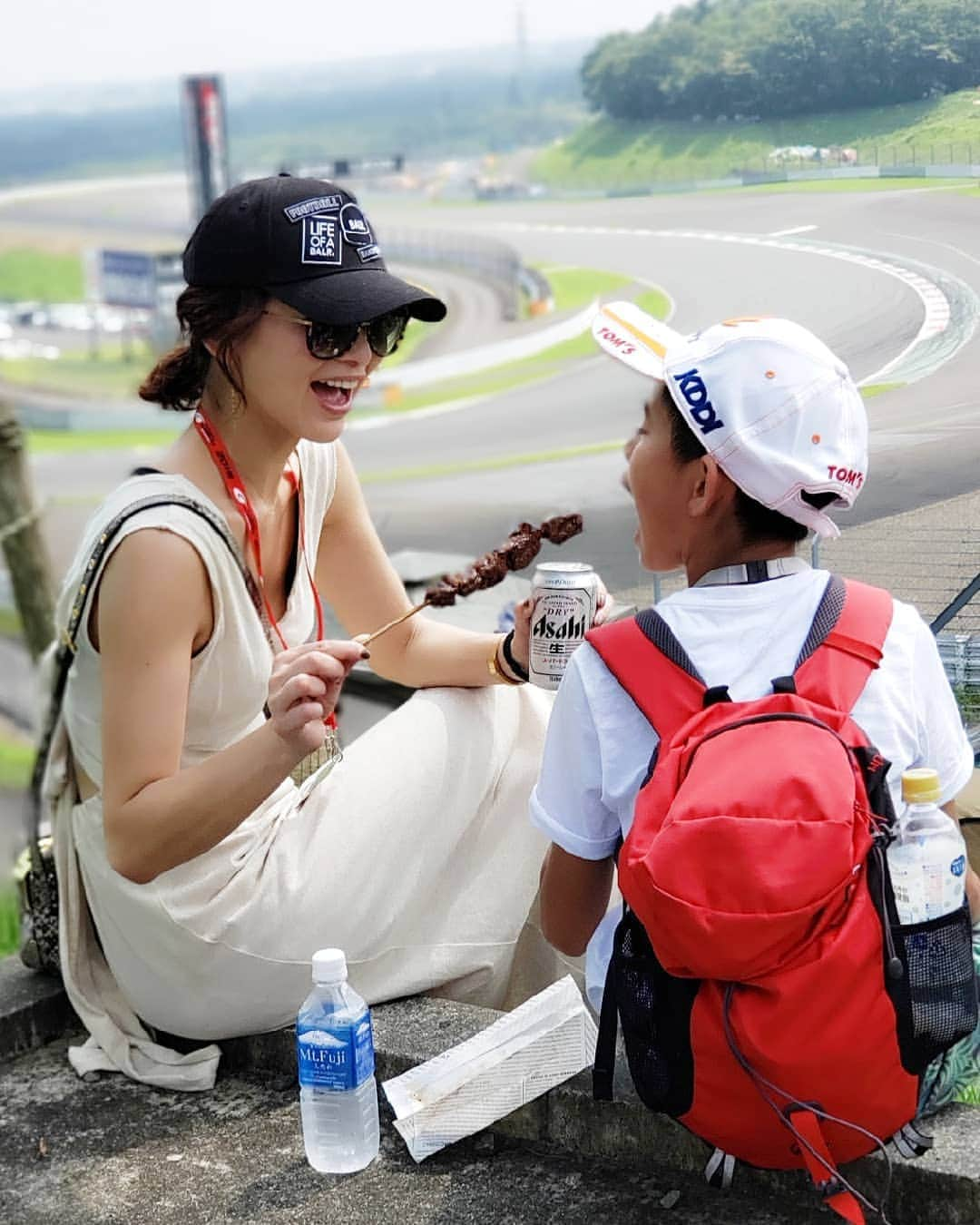 佐藤純さんのインスタグラム写真 - (佐藤純Instagram)「スーパーGT観戦🏁  レース観ながら、ビールに牛串🍺😁 最高な組合せ❤️ 子供達はアイスやかき氷🍧  午後はノンアルコールビールね🍺 ※時間を計算して飲んでます✋🚙 #supergt  #スーパーGT #富士スピードウェイ #fujispeedway  #race  #モータースポーツ #大好き #親子 #兄妹 #モータースポーツ好き #ビール #牛串 #かき氷 #クマ吉 #くま吉 #キャップ #balr  #夏休み #ママ#ママモデル#モデル #mama #mamamodel #model」8月7日 17時17分 - junsatoidea