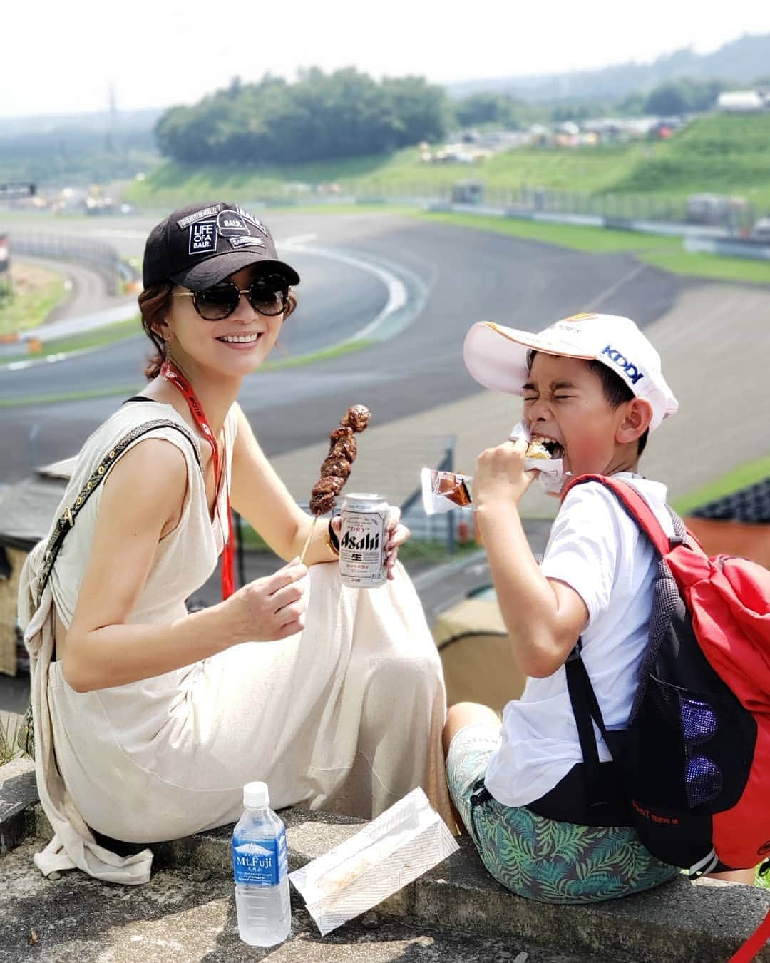 佐藤純さんのインスタグラム写真 - (佐藤純Instagram)「スーパーGT観戦🏁  レース観ながら、ビールに牛串🍺😁 最高な組合せ❤️ 子供達はアイスやかき氷🍧  午後はノンアルコールビールね🍺 ※時間を計算して飲んでます✋🚙 #supergt  #スーパーGT #富士スピードウェイ #fujispeedway  #race  #モータースポーツ #大好き #親子 #兄妹 #モータースポーツ好き #ビール #牛串 #かき氷 #クマ吉 #くま吉 #キャップ #balr  #夏休み #ママ#ママモデル#モデル #mama #mamamodel #model」8月7日 17時17分 - junsatoidea