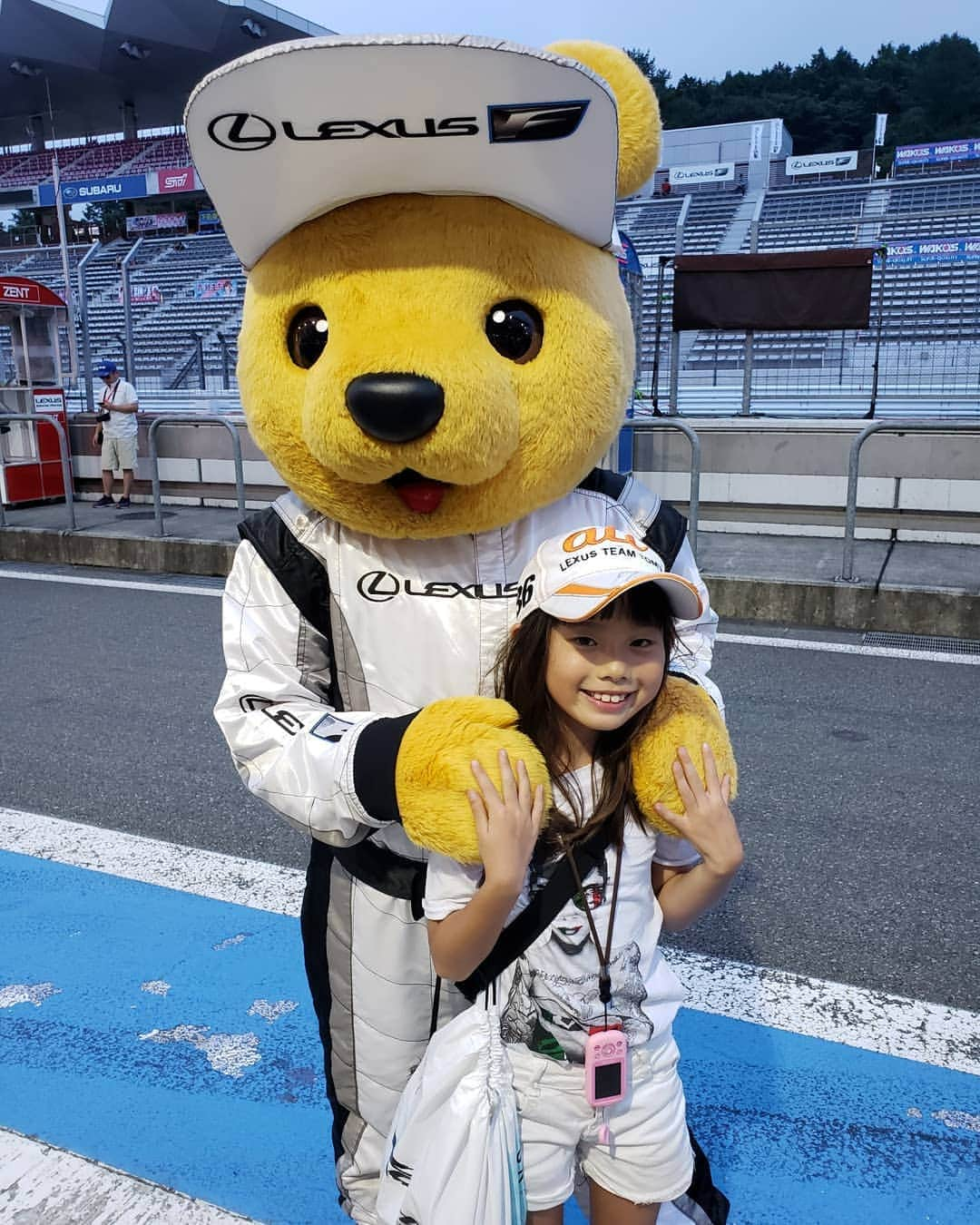 佐藤純さんのインスタグラム写真 - (佐藤純Instagram)「スーパーGT観戦🏁  レース観ながら、ビールに牛串🍺😁 最高な組合せ❤️ 子供達はアイスやかき氷🍧  午後はノンアルコールビールね🍺 ※時間を計算して飲んでます✋🚙 #supergt  #スーパーGT #富士スピードウェイ #fujispeedway  #race  #モータースポーツ #大好き #親子 #兄妹 #モータースポーツ好き #ビール #牛串 #かき氷 #クマ吉 #くま吉 #キャップ #balr  #夏休み #ママ#ママモデル#モデル #mama #mamamodel #model」8月7日 17時17分 - junsatoidea