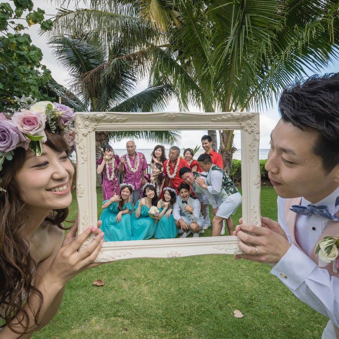 RealWeddingsさんのインスタグラム写真 - (RealWeddingsInstagram)「ゲストみんなの思い出写真😊 #hawaii#wedding#instaweddings#instagenichawaii#instaphoto#bigisland#bigislandwedding#hawaiiwedding#realweddings_hawaii#ハワイ #ハワイ島 #ハワイ島挙式 #ハワイ島ウェディング#ハワイウェディング #ハワイ挙式 #ハワイ結婚式#挙式 #結婚式 #結婚式準備#リゾ婚 #卒花嫁#プレ花嫁 #全国のプレ花嫁さんと繋がりたい #日本中の花嫁さんと繋がりたい #2019夏婚#2019秋婚 #2019冬婚 #2020春婚 #2020夏婚 #2020秋婚」8月7日 17時20分 - realweddings_hawaii