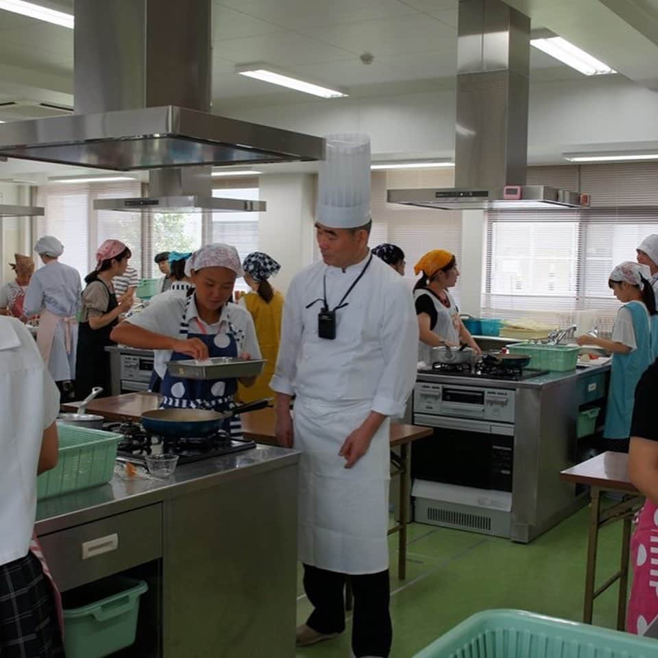 福岡女子短期大学さんのインスタグラム写真 - (福岡女子短期大学Instagram)「@健康栄養学科 みなさん、こんにちは。福岡女子短期大学です。 . 明日、‪8月8日（木）‬「オープンキャンパス」にて健康栄養学科では、応用調理学実習体験『四季折々“夏”』と題し、調理＆試食体験を実施します。 . 当日は、元シーホークホテル総料理長　山並先生による調理実習と調理技術のアドバイスを行います。 . 現在、参加事前申し込みを受付中です。下記アドレスよりお申し込みください。 . ‪http://www.fukuoka-wjc.ac.jp/opencampus/entry_oc.html‬ . 現場で活躍するプロの料理人を招いた調理実習体験！プロの熱心な指導で、ワンランク上の調理技術に！私たちと一緒に調理も出来る栄養士目指してみませんか！ . #福岡女子短期大学 #健康栄養学科 #福岡女子短期大学健康栄養学科 #オーキャン #オープンキャンパス #高校生 #高校1年生 #高校2年生 #高校3年生 #進路相談 #フランス料理 #フレンチ #調理実習 #福岡 #福岡県 #太宰府 #太宰府市 #調理体験 #体験実習 #栄養士 #栄養教諭 #フードスペシャリスト #健康管理士 #栄養学 #栄養士の卵 #栄養士さんと繋がりたい #ヘルシーメニュー #料理上手になりたい . ========[ 資料請求 ]======== ． 新しい福岡女子短期大学の資料請求（2020大学案内📕）を無料送付中です。本学ホームページ📲からお気軽に申し込みください🌟 . 西鉄福岡（天神）駅🚋北口改札前・地下鉄🚃天神駅に設置されている資料ボックスに本学も参画しております。『2020大学案内📕』につきましてはこちらでも配布しております🖌 . 子ども学科/健康栄養学科 音楽科/文化教養学科 ． 福岡女子短期大学 住所：‪‪‪‪福岡県太宰府市五条四丁目16番‬1号‬‬‬ tel：‪‪‪092-922-4034‬‬‬（代表） . =======================」8月7日 17時21分 - fukuoka_wjc