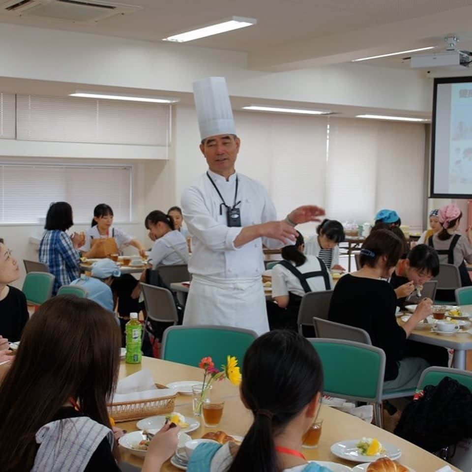 福岡女子短期大学さんのインスタグラム写真 - (福岡女子短期大学Instagram)「@健康栄養学科 みなさん、こんにちは。福岡女子短期大学です。 . 明日、‪8月8日（木）‬「オープンキャンパス」にて健康栄養学科では、応用調理学実習体験『四季折々“夏”』と題し、調理＆試食体験を実施します。 . 当日は、元シーホークホテル総料理長　山並先生による調理実習と調理技術のアドバイスを行います。 . 現在、参加事前申し込みを受付中です。下記アドレスよりお申し込みください。 . ‪http://www.fukuoka-wjc.ac.jp/opencampus/entry_oc.html‬ . 現場で活躍するプロの料理人を招いた調理実習体験！プロの熱心な指導で、ワンランク上の調理技術に！私たちと一緒に調理も出来る栄養士目指してみませんか！ . #福岡女子短期大学 #健康栄養学科 #福岡女子短期大学健康栄養学科 #オーキャン #オープンキャンパス #高校生 #高校1年生 #高校2年生 #高校3年生 #進路相談 #フランス料理 #フレンチ #調理実習 #福岡 #福岡県 #太宰府 #太宰府市 #調理体験 #体験実習 #栄養士 #栄養教諭 #フードスペシャリスト #健康管理士 #栄養学 #栄養士の卵 #栄養士さんと繋がりたい #ヘルシーメニュー #料理上手になりたい . ========[ 資料請求 ]======== ． 新しい福岡女子短期大学の資料請求（2020大学案内📕）を無料送付中です。本学ホームページ📲からお気軽に申し込みください🌟 . 西鉄福岡（天神）駅🚋北口改札前・地下鉄🚃天神駅に設置されている資料ボックスに本学も参画しております。『2020大学案内📕』につきましてはこちらでも配布しております🖌 . 子ども学科/健康栄養学科 音楽科/文化教養学科 ． 福岡女子短期大学 住所：‪‪‪‪福岡県太宰府市五条四丁目16番‬1号‬‬‬ tel：‪‪‪092-922-4034‬‬‬（代表） . =======================」8月7日 17時21分 - fukuoka_wjc