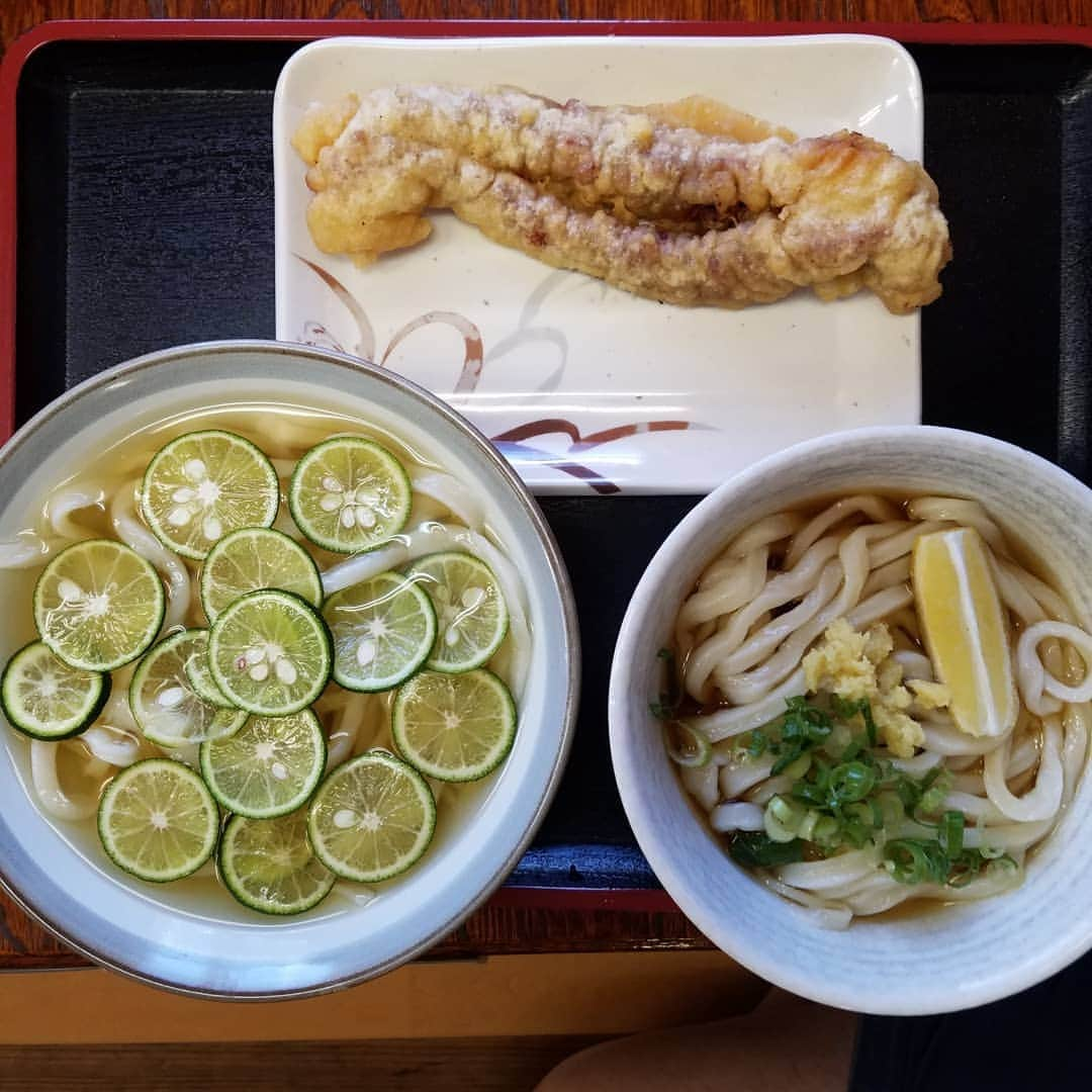 田畑竜介さんのインスタグラム写真 - (田畑竜介Instagram)「抜群の美味しさ🍜  夏はすだちが食べられるのも嬉しい😆  #丸亀市 #よしや  #すだちひやかけうどん  #冷やしぶっかけ  #げそ天」8月7日 17時25分 - tabacchi_rkb