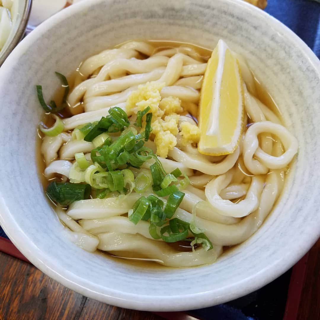 田畑竜介さんのインスタグラム写真 - (田畑竜介Instagram)「抜群の美味しさ🍜  夏はすだちが食べられるのも嬉しい😆  #丸亀市 #よしや  #すだちひやかけうどん  #冷やしぶっかけ  #げそ天」8月7日 17時25分 - tabacchi_rkb