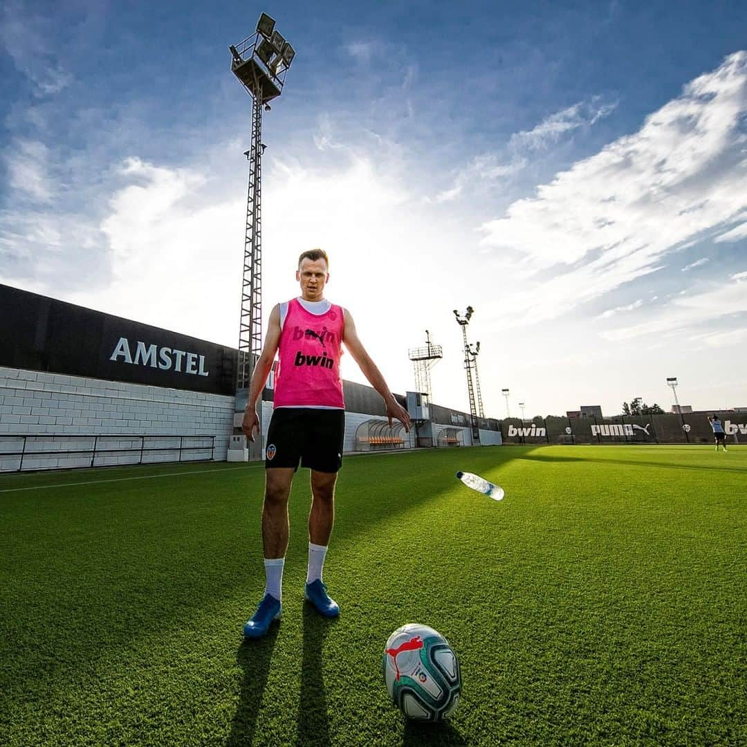 バレンシアCFさんのインスタグラム写真 - (バレンシアCFInstagram)「Another beautiful football morning ☀ . 4 DÍAS para que todo empiece ⌛️ . @cheryshev90 también vuelve a #Mestalla 🏟️ . Y tú, ¿vienes al @bwin_es Trofeo Naranja? 🍊 . #AmuntValencia」8月7日 17時26分 - valenciacf