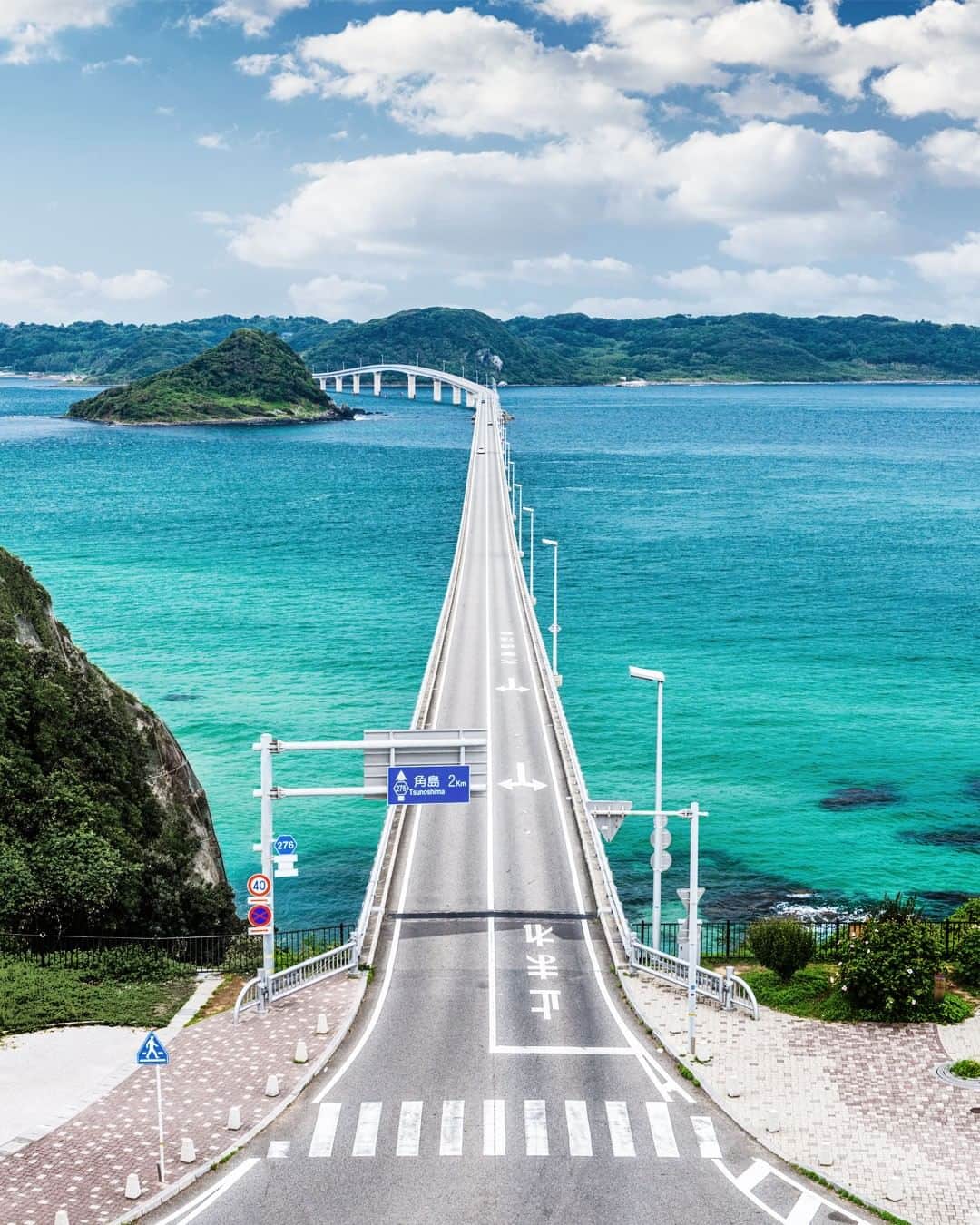 JALさんのインスタグラム写真 - (JALInstagram)「. Surrounded by a world of emerald green in Yamaguchi Prefecture, driving across a bridge has rarely been more breathtaking.  #AmazingAugust  視界いっぱいに広がるエメラルドグリーンの世界✨ 離島までの長い橋を渡る景色は絶景🌊 . . Post your memories with #FlyJAL  #JapanAirlines #japan #yamaguchi #tsunoshima #thebeautyofnature」8月7日 17時29分 - japanairlines_jal