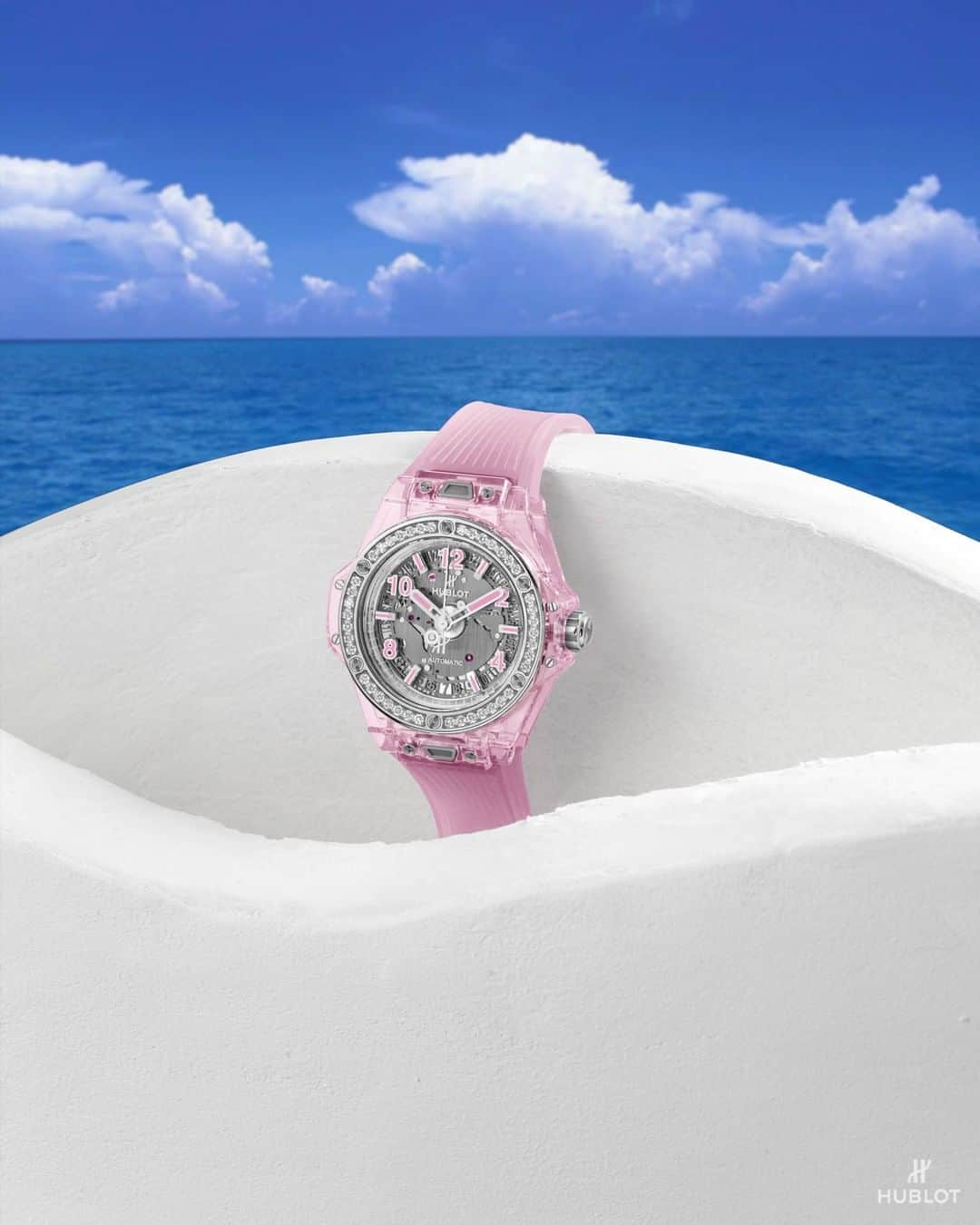 ウブロさんのインスタグラム写真 - (ウブロInstagram)「When your timepiece tells you #summer days are all about losing track of time. #BigBangOneClick #HublotLovesSummer」8月7日 17時30分 - hublot