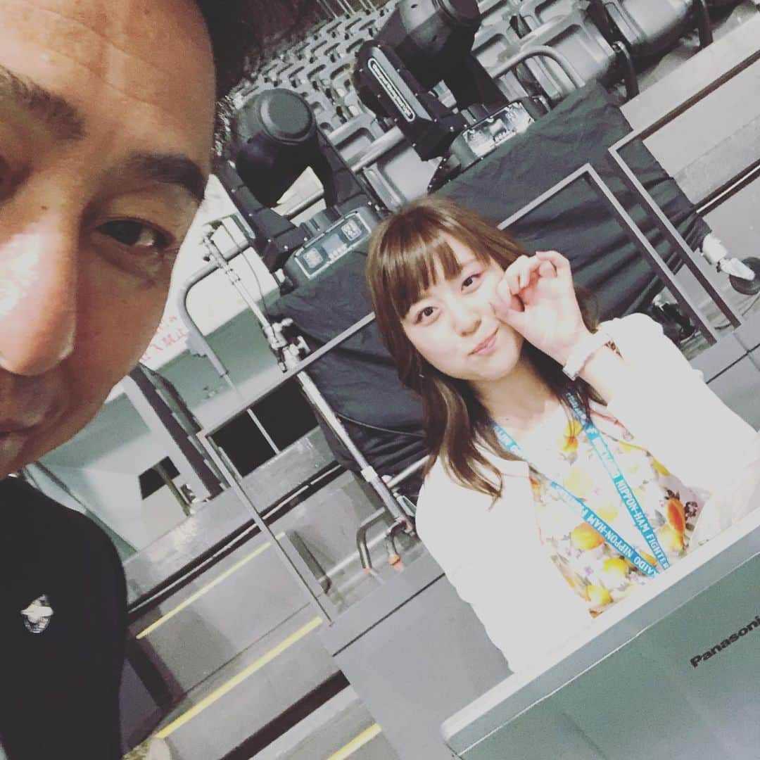 岩本勉さんのインスタグラム写真 - (岩本勉Instagram)「今日も札幌ドームは色んな意味でホットやで(*ﾟ▽ﾟ*) ホットガールやで（＾∇＾）」8月7日 17時31分 - gun18gun18