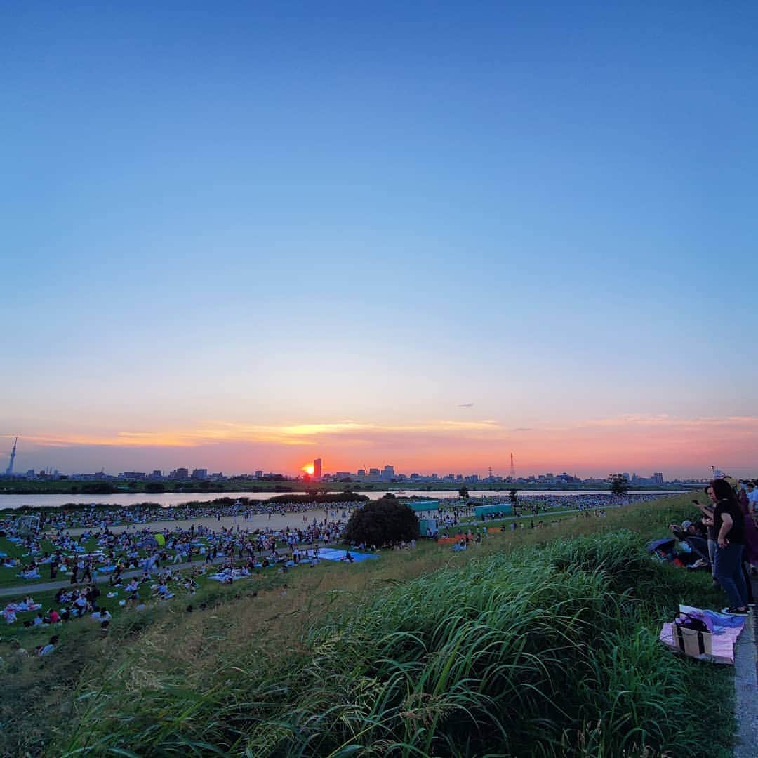 のインスタグラム：「#nofilter 📸📱 ﻿ #summer #sunset #sky #instaphoto  #instagood #instadaily #japan #tokyo #goodevening #holiday  #photooftheday」
