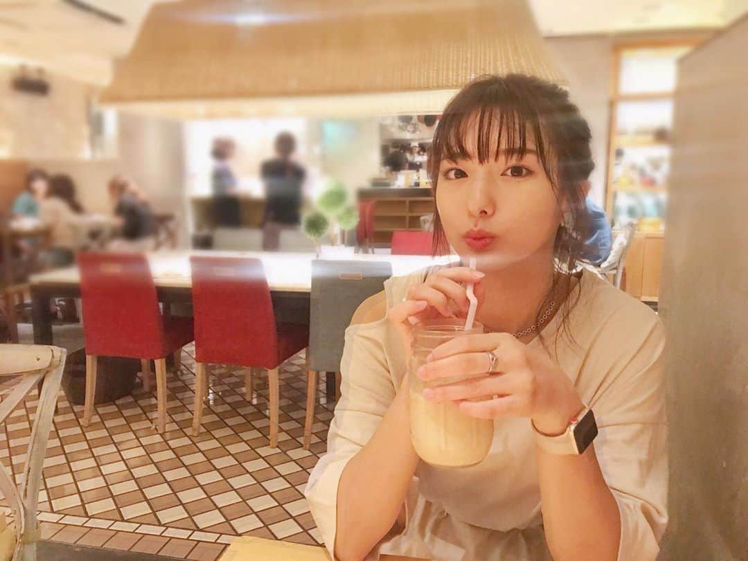 搗宮姫奈さんのインスタグラム写真 - (搗宮姫奈Instagram)「おばあちゃんが蜂に3箇所も刺されたなんて聞いて車かっ飛ばして（#ちょっと盛った #安全運転大切）家に来たら 顔と両手の甲がパンッパンに。 「腫れちゃってシワが伸びて若返っちゃった〜ahaha」  いやいやばあちゃん 通り越してアンパンマンみたいになってたよ🧸  って事で 病院へ連れて行き そのままばあちゃんとじいちゃんと アイス食べてお茶してゴロゴロゴロゴロ そんな日。」8月7日 17時41分 - himenachaaaaan