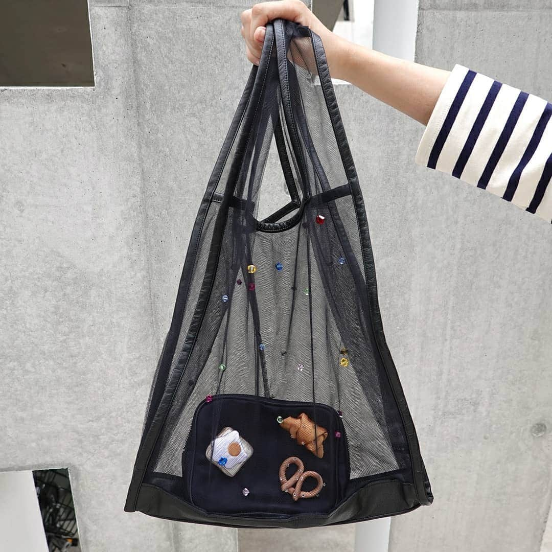 ELLE SHOP_JPさんのインスタグラム写真 - (ELLE SHOP_JPInstagram)「スワロフスキーのビジューがきらめく「ラドロー」のチュールバッグ。  これ、今年買って正解だったアイテムです♡  中に何を入れようかな～と悩む時間も楽しい♪  カラフルなスワロフスキービジュー付きはエル・ショップ限定なんですよ！  ちなみに、バッグの中のポーチもエル・ショップ限定。  背中のリボンがキュートな「カオン」のワンピースと合わせて “大人カワイイ”を加速させましょう♪  #ラドロー #ludlow #カオン #kaon #コンバース #converse　 #スワロフスキー #swarovski  #ELLESHOP #ELLE #エルショップ #shopnow」8月7日 17時35分 - elleshop_jp