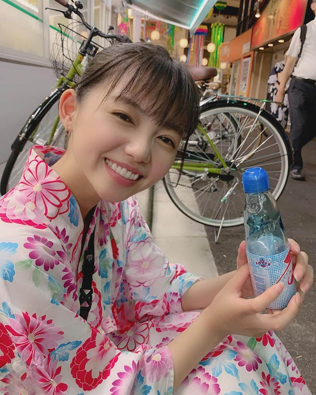 佐倉ちひろさんのインスタグラム写真 - (佐倉ちひろInstagram)「#インスタ彼女 👘🍧🎆 . #夏祭り #おまつり #花火大会 #浴衣 #ラムネ」8月7日 17時36分 - chihiro__sakura