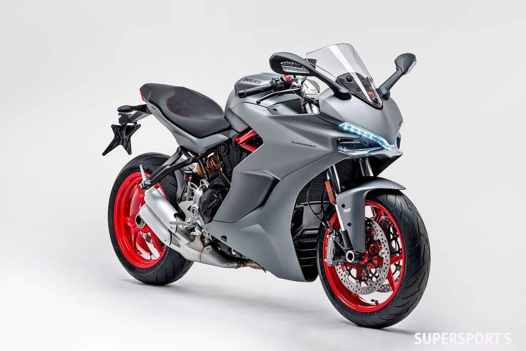 Ducati Japanさんのインスタグラム写真 - (Ducati JapanInstagram)「【2019モデル紹介／スーパースポーツ】 ・レースからフィードバックされたフレームコンセプト 「スーパースポーツ」のエンジンは、ハイパーモタード950やムルティストラーダ950にも搭載するテスタストレッタ11°(イレブン・ディグリー)。スーパースポーツ専用にセッティングしたフラットなトルクカーブを描く出力特性を持ち、スポーツ／ツーリング／アーバンの三種類のライディングモードと組み合わせ、幅広いシチュエーションで幅広いスタイルの走りを楽しむことができます。フレームは、モンスター821／1200と同様、エンジンをストレス・メンバーとして使用するトレリスフレームを採用。L型シリンダーから伸びるフロントフレームがフロントサスペンションまわりを支えます。スタンダードモデルに加え、前後にオーリンズ製サスペンションやグレードアップしたブレーキシステムを採用した「スーパースポーツ S」もラインナップしています。  #ドゥカティいいじゃん」8月7日 17時37分 - ducatijapan