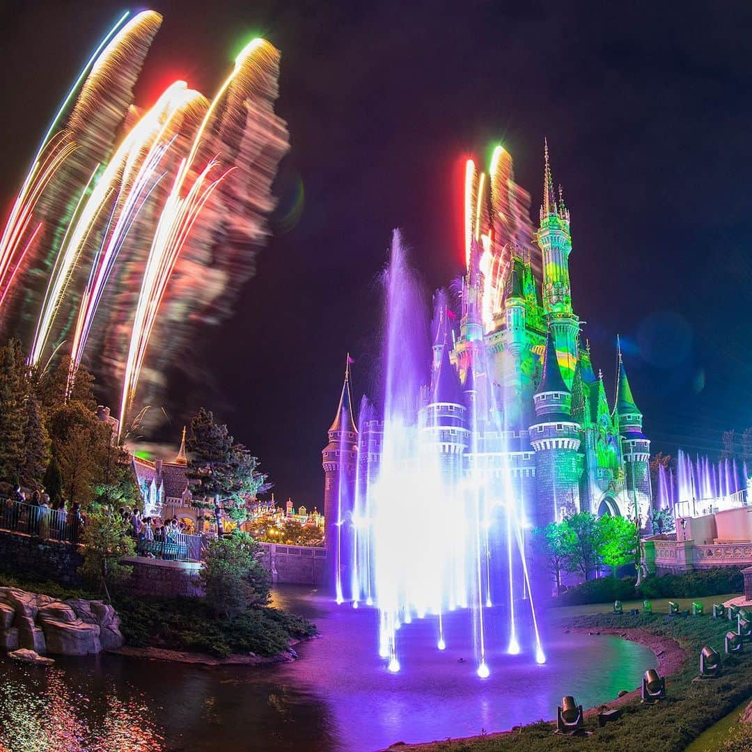 東京ディズニーリゾートさんのインスタグラム写真 - (東京ディズニーリゾートInstagram)「Feel the excitement! まだまだ夏の夜は終わらない～！ #donaldshotjunglesummer #cinderellacastle #tokyodisneyland #tokyodisneyresort #fisheye #ドナルドのホットジャングルサマー #オーサマーバンザイ #シンデレラ城 #東京ディズニーランド #東京ディズニーリゾート #魚眼レンズ」8月7日 17時38分 - tokyodisneyresort_official