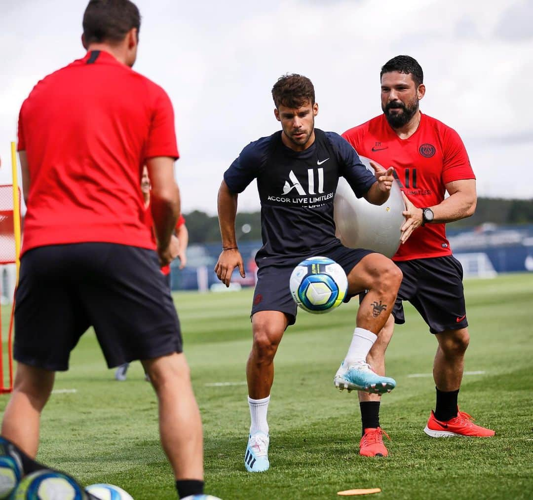 ファン・ベルナトさんのインスタグラム写真 - (ファン・ベルナトInstagram)「⚽️🤙🏽!! @brunomazziottioficial」8月8日 3時08分 - juanbernat