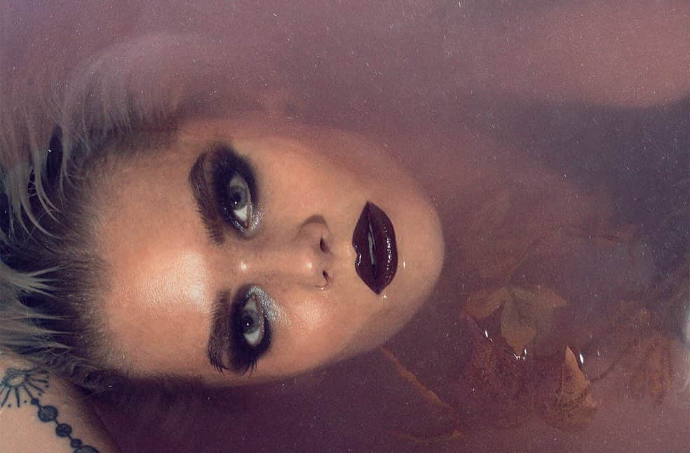 Linda Hallbergさんのインスタグラム写真 - (Linda HallbergInstagram)「This is how mysterious it gets... In a bathtub 😂 I love how these pictures turned out! Go to my stories to see a behind the scenes picture 😂 Products used -Base: @fentybeauty Pro Filt’r Hydrating longer foundation 180 @lindahallberg Infinity Glass & Infinity Filter Light -Eyes @lindahallbergcosmetics Black Core Crayon, Infinity Palette, Infinity Glass & Enchanted Secrets Palette @toofaced Damn Girl Mascara -Lips @natashadenona Mark Your Liquid lips Matte Ninja @lindahallbergcosmetics Fantastick Lipstick Garnet #fotd #makeup #mua」8月8日 3時24分 - lindahallberg