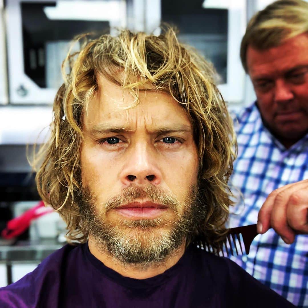 のインスタグラム：「That's not grey in my beard, that's grey in YOUR beard! Day one. Season 11. Death of the Mountain man. #ncisla #season11 #teamworkmakesthedreamwork #haircut #shave」