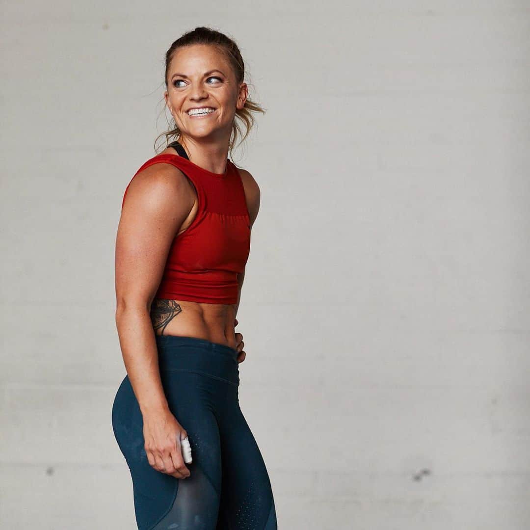 モーガン・キングのインスタグラム：「Hey new friends!!! Wanted to introduce myself since I met so many new people last weekend at the #crossfitgames! 👉🏼I’m Morghan, 🙋🏼‍♀️, I’m a 2016 Rio Olympian for @teamusa. I hold the American Snatch Record at 83K which I broke in Rio in the 48k(106lbs) class. I have two wonderful puppies. I love all things sports, have been an athlete my whole life and found weightlifting through CrossFit at the end of 2012! Big fan of yoga and meditation and if I’m not in the gym, I am either outside, reading or sleeping. 👉🏼Huge thank you to @shruggedcollective for putting on an awesome @onetonchallenge and letting us throw around some weight! Thanks for following my journey! • • • #weightlifting #crossfit #onetonchallenge #teamusa #yoga #meditation #caffeineandkilos」