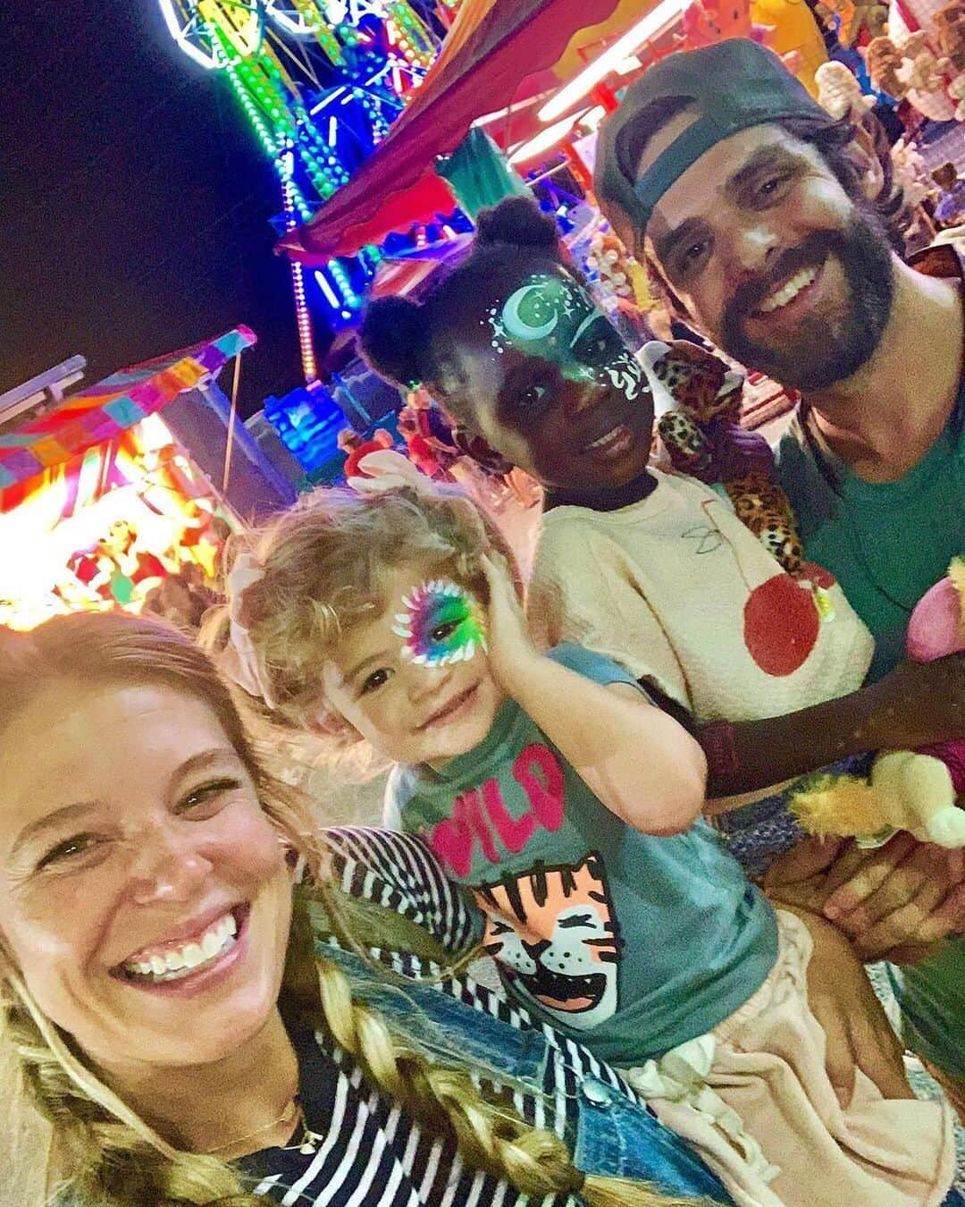 People Magazineさんのインスタグラム写真 - (People MagazineInstagram)「There's nothing better than face paint and family time — just ask Thomas Rhett, Lauren Akins, and their little girls! 💕 | #Regram @laur_akins」8月8日 3時32分 - people