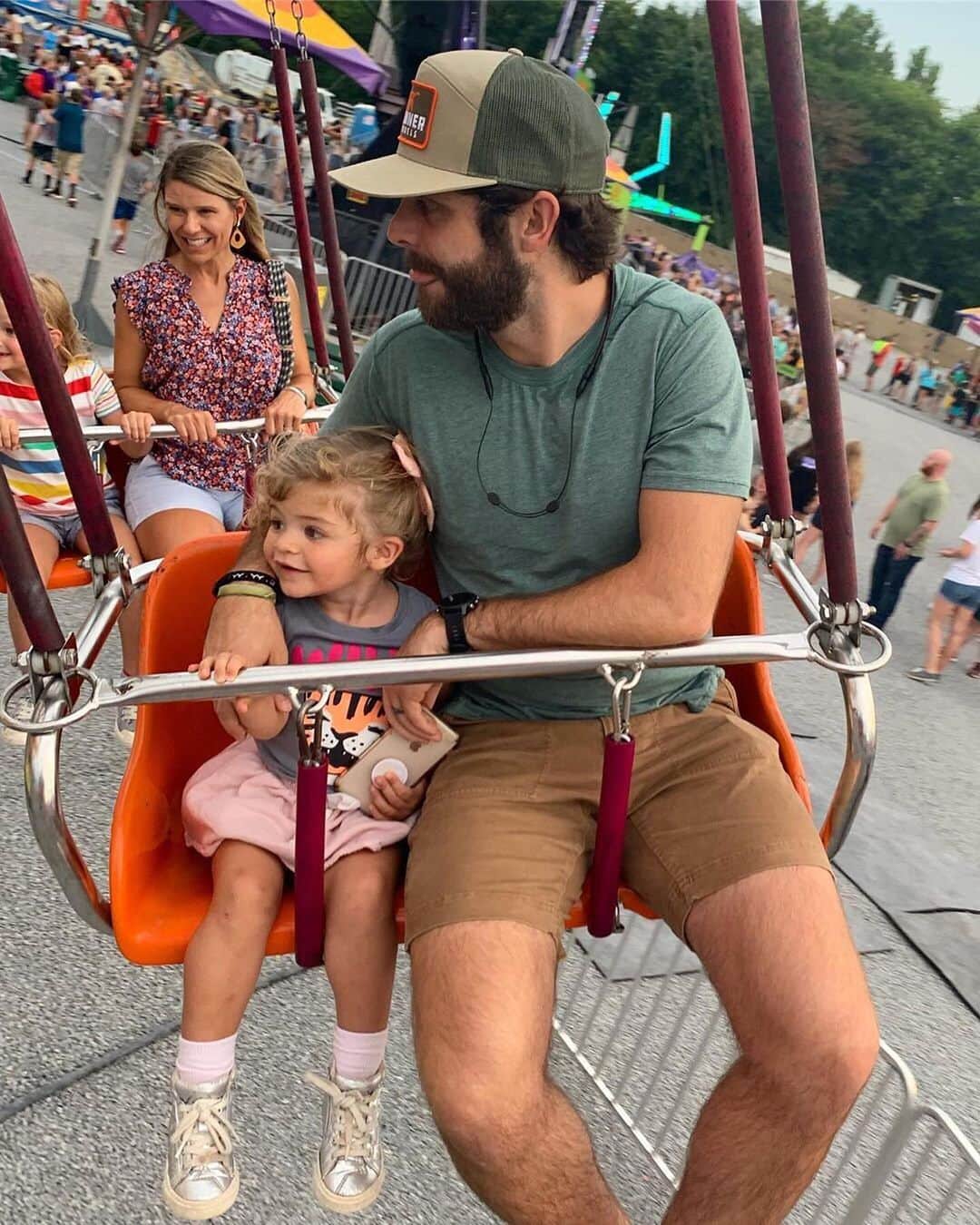 People Magazineさんのインスタグラム写真 - (People MagazineInstagram)「There's nothing better than face paint and family time — just ask Thomas Rhett, Lauren Akins, and their little girls! 💕 | #Regram @laur_akins」8月8日 3時32分 - people