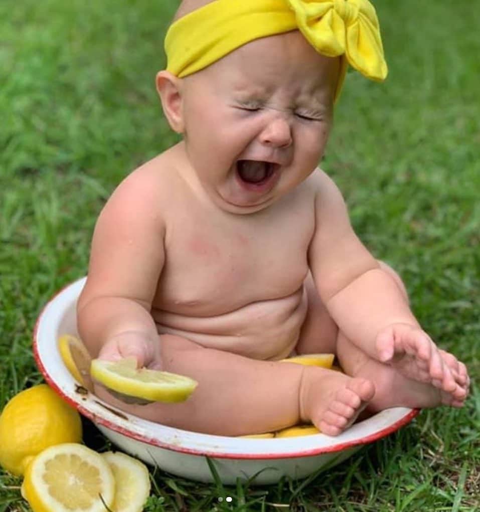 エレン・デジェネレスさんのインスタグラム写真 - (エレン・デジェネレスInstagram)「When life hands you lemons, hand them to a baby and get your camera.」8月8日 3時44分 - ellendegeneres